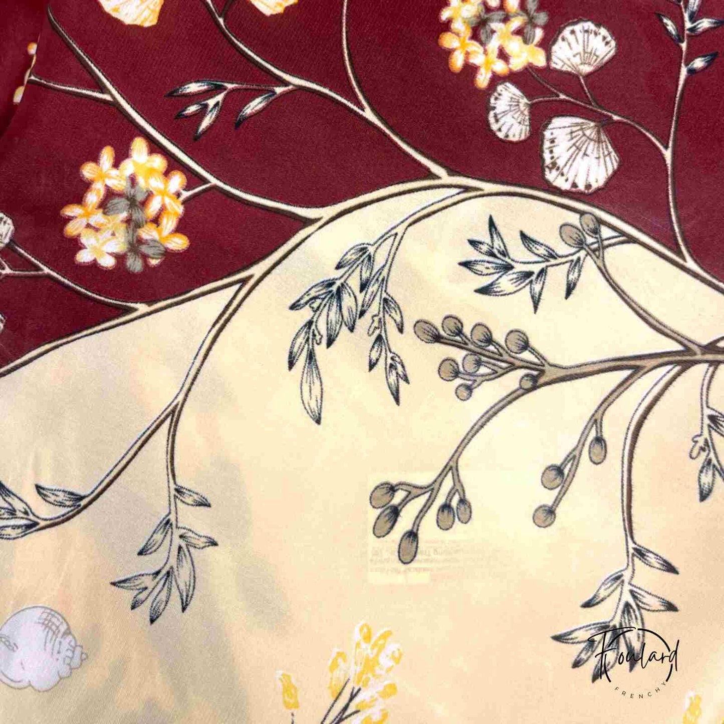 Foulard carré 70x70 – Harmonie florale bordeaux