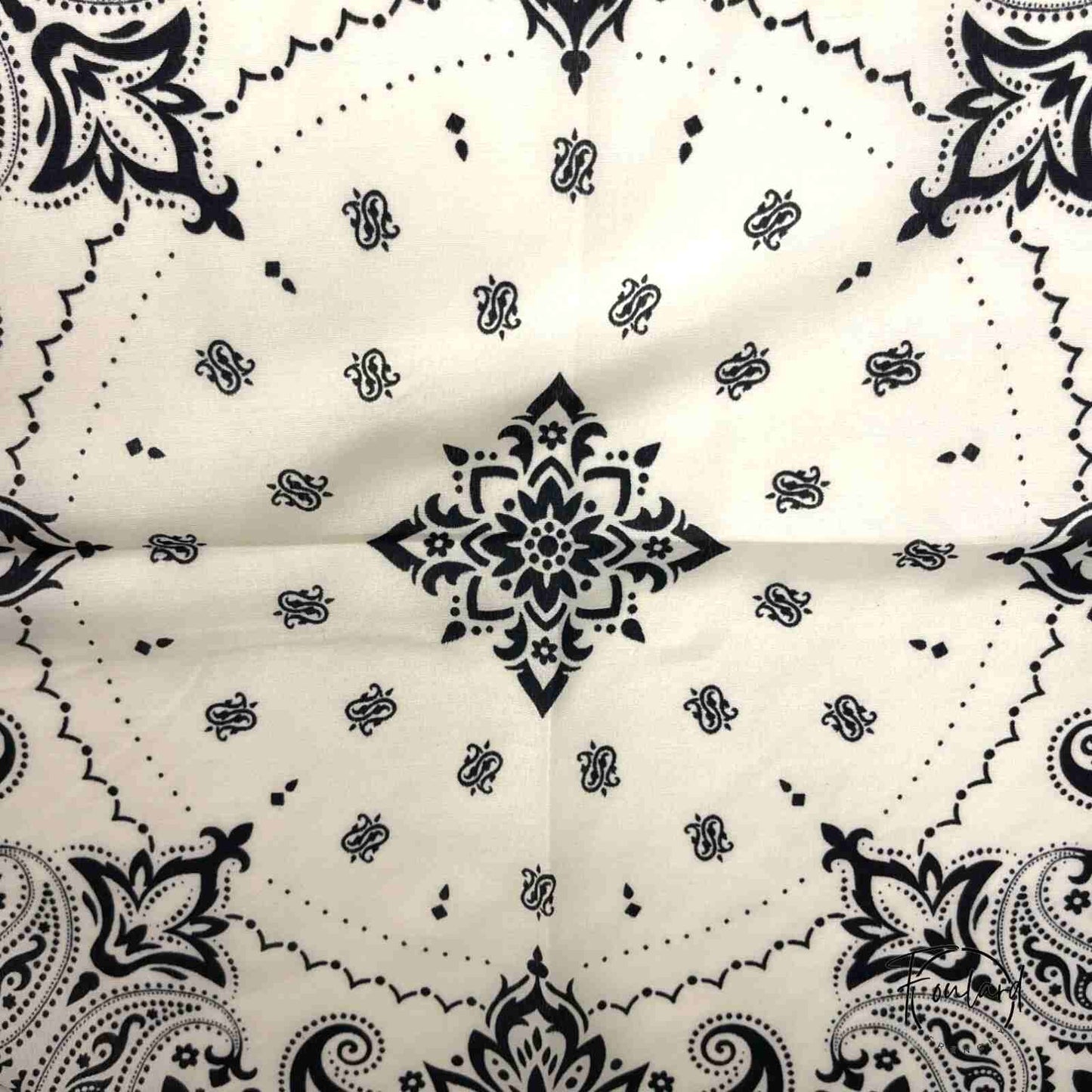 Foulard carré 70x70 – Style Bandana Chic Noir ; Écru