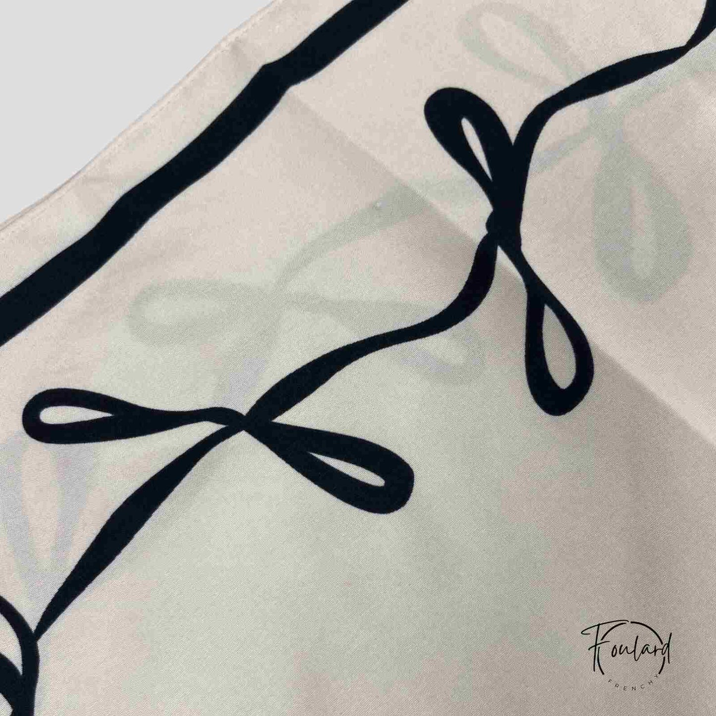 Foulard carré 70x70 – Motif Nœud Noir sur Fond Écru