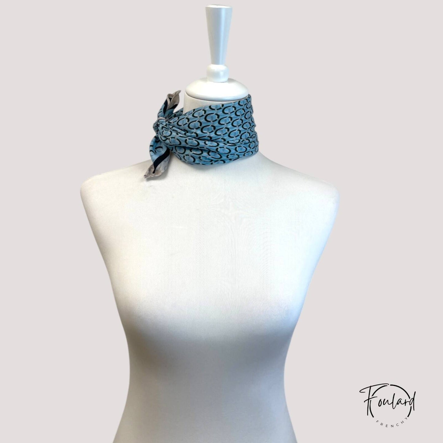 Foulard carré 70x70 – Motif Cercle Noir sur Fond Bleu Glacier