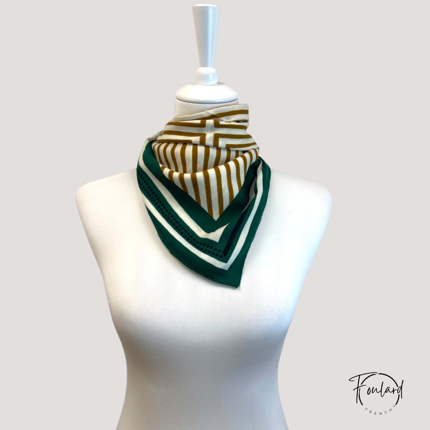 Foulard carré 70x70 – Motif graphique vert sapin et doré