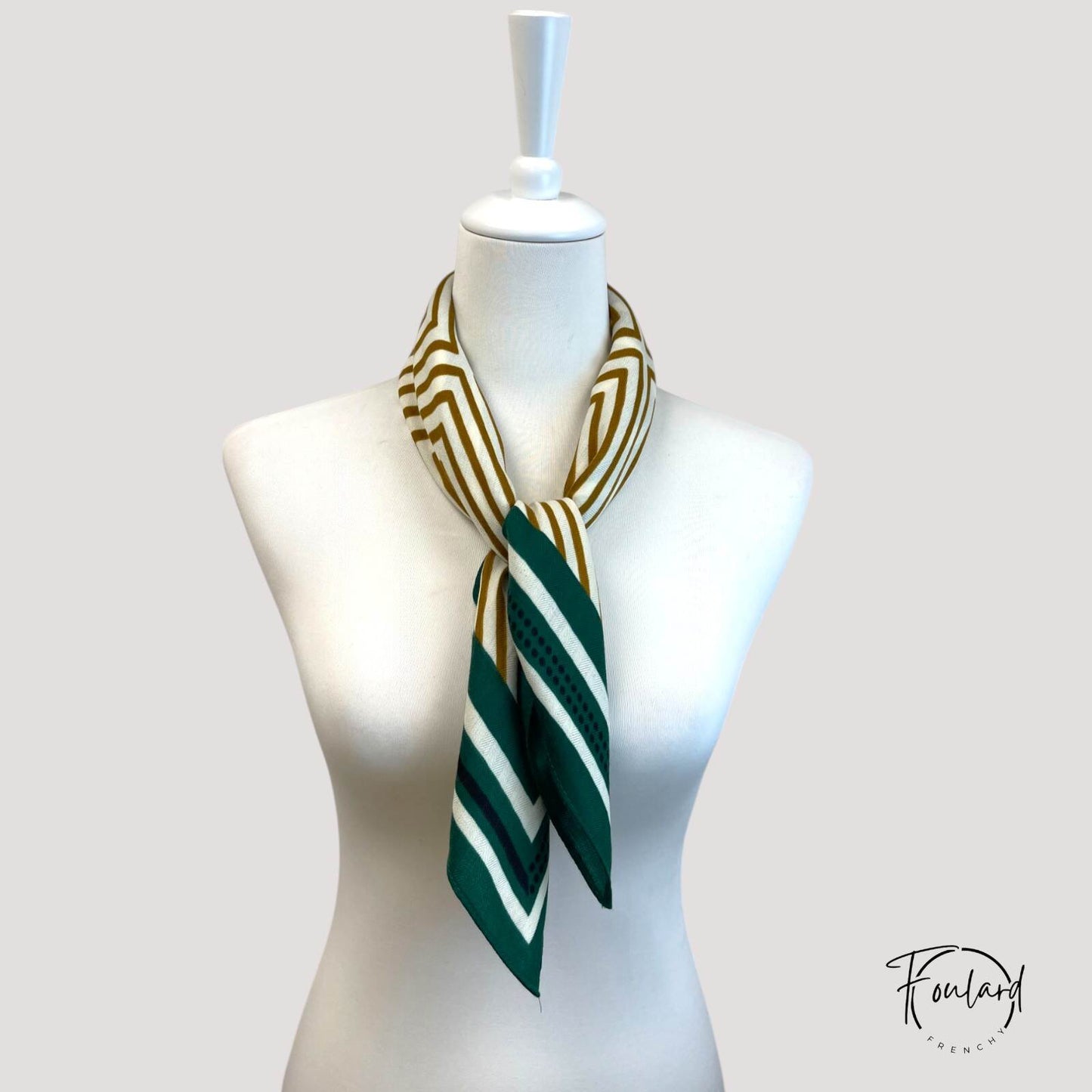 Foulard carré 70x70 – Motif graphique vert sapin et doré