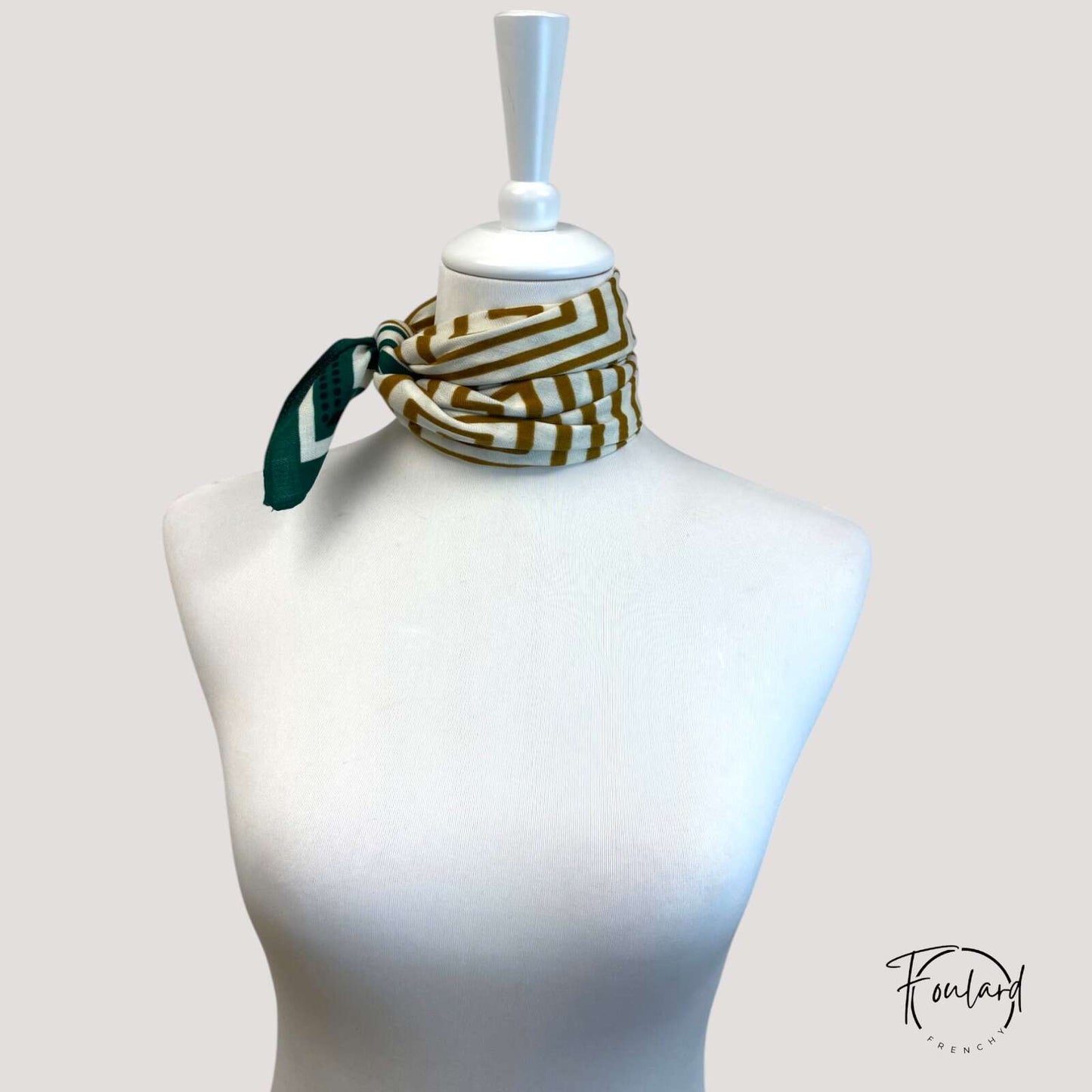 Foulard carré 70x70 – Motif graphique vert sapin et doré
