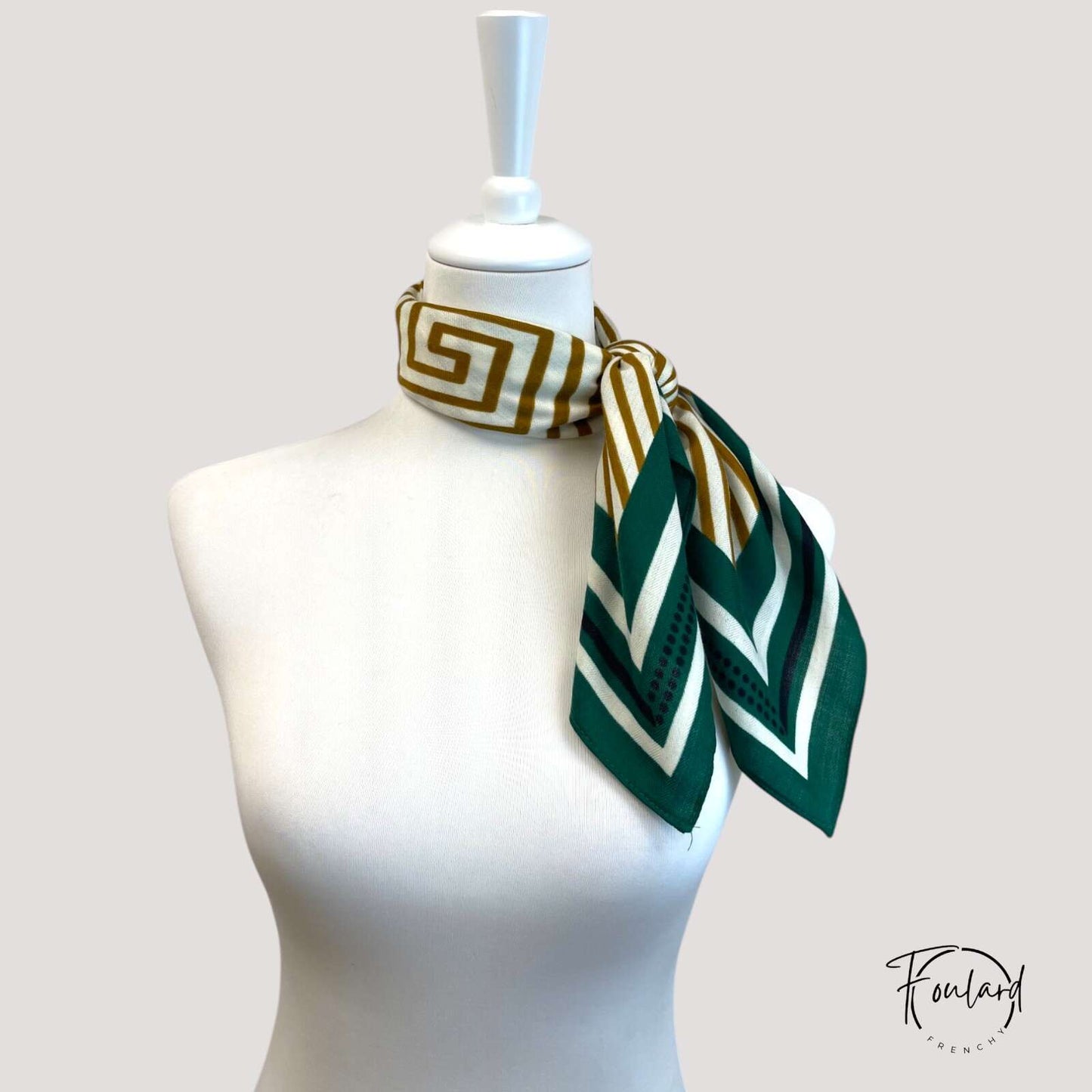 Foulard carré 70x70 – Motif graphique vert sapin et doré