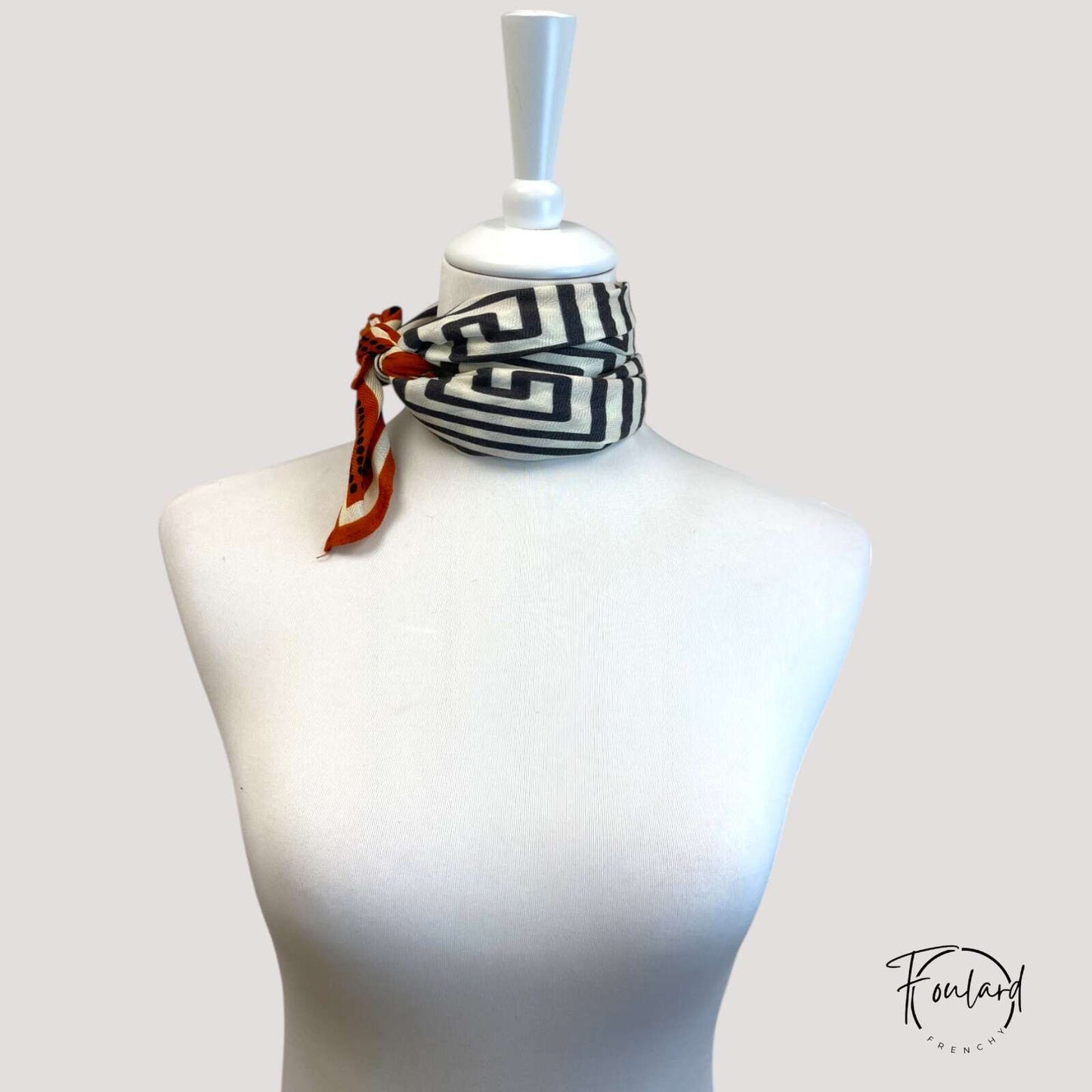 Foulard carré 70x70 – Rayures graphiques noir ; rouille