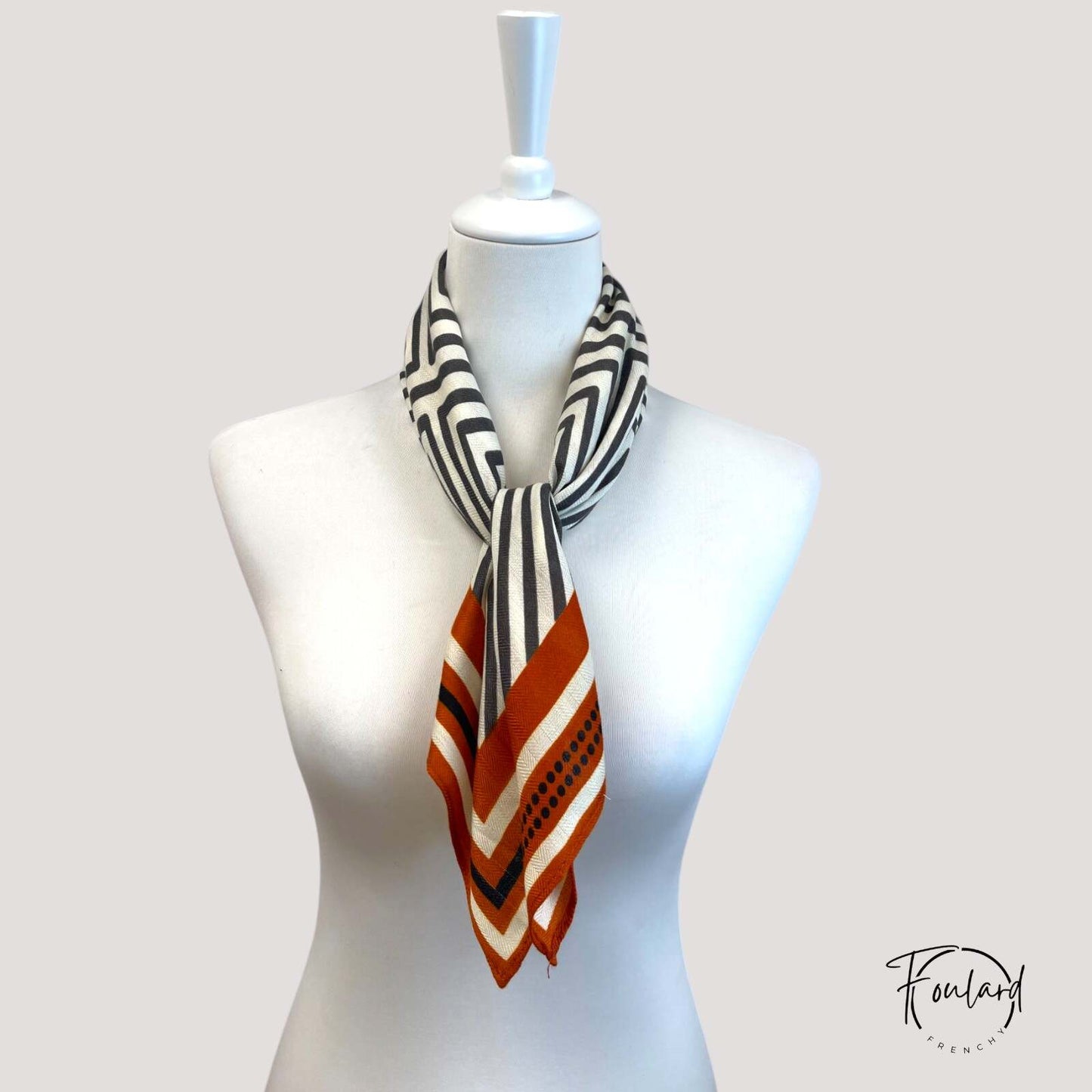 Foulard carré 70x70 – Rayures graphiques noir ; rouille