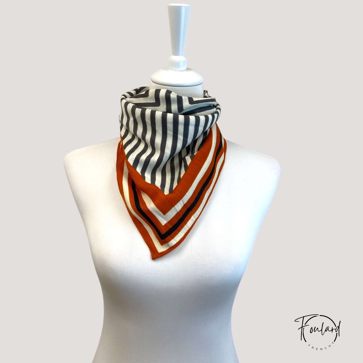 Foulard carré 70x70 – Rayures graphiques noir ; rouille