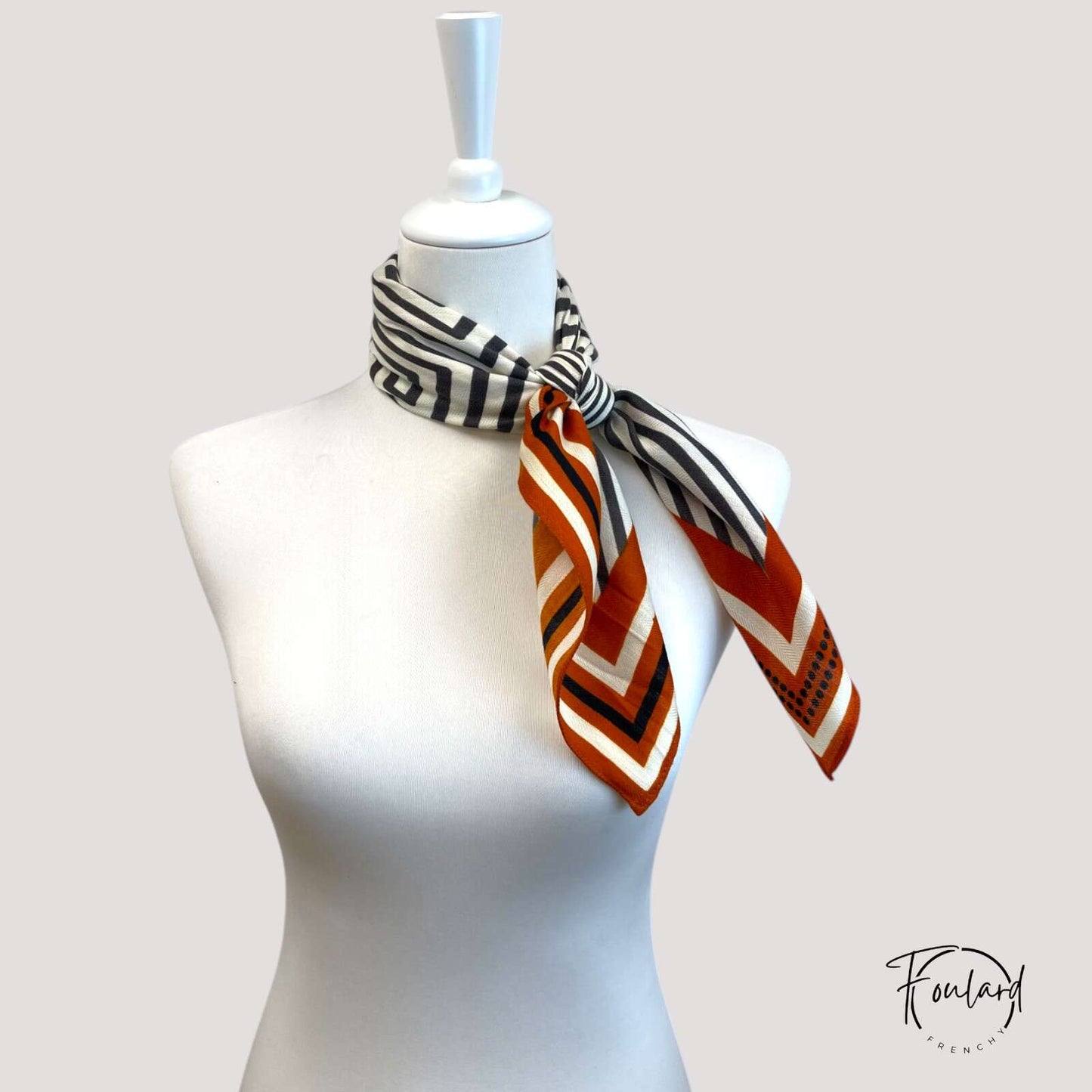 Foulard carré 70x70 – Rayures graphiques noir ; rouille