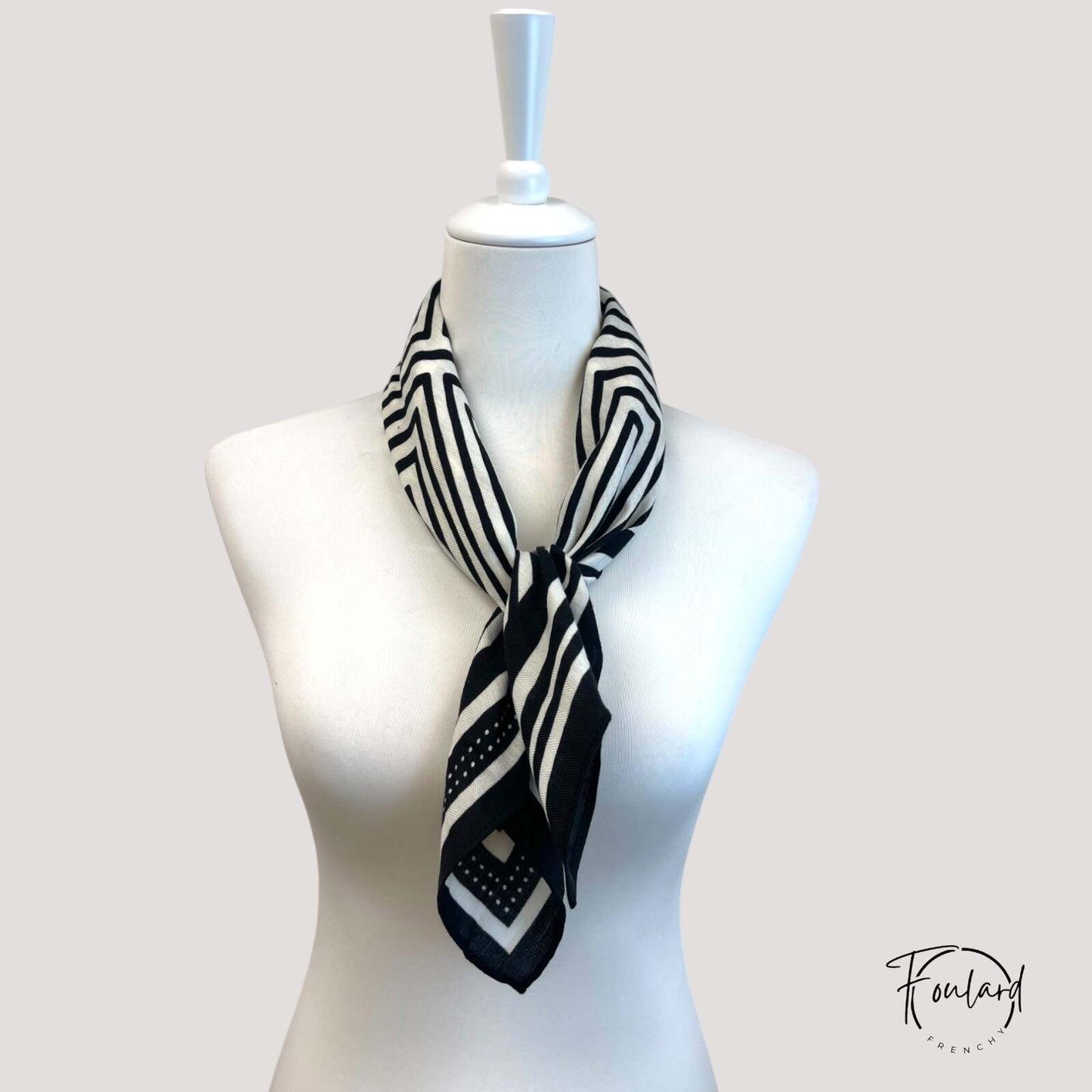 Foulard carré 70x70 – Motifs géométriques noir ; blanc