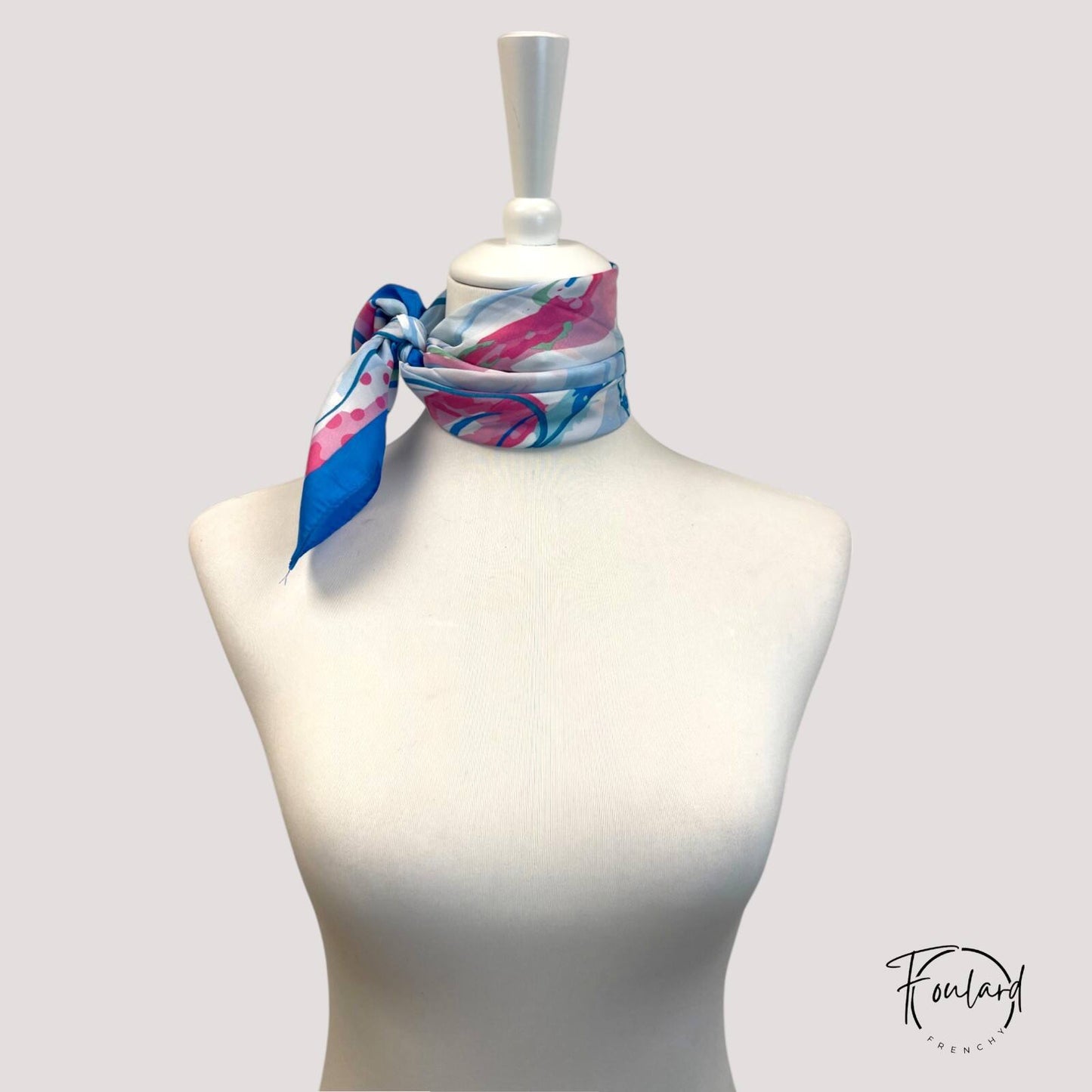 Foulard carré 70x70 – Imprimé abstrait pastel et bleu intense