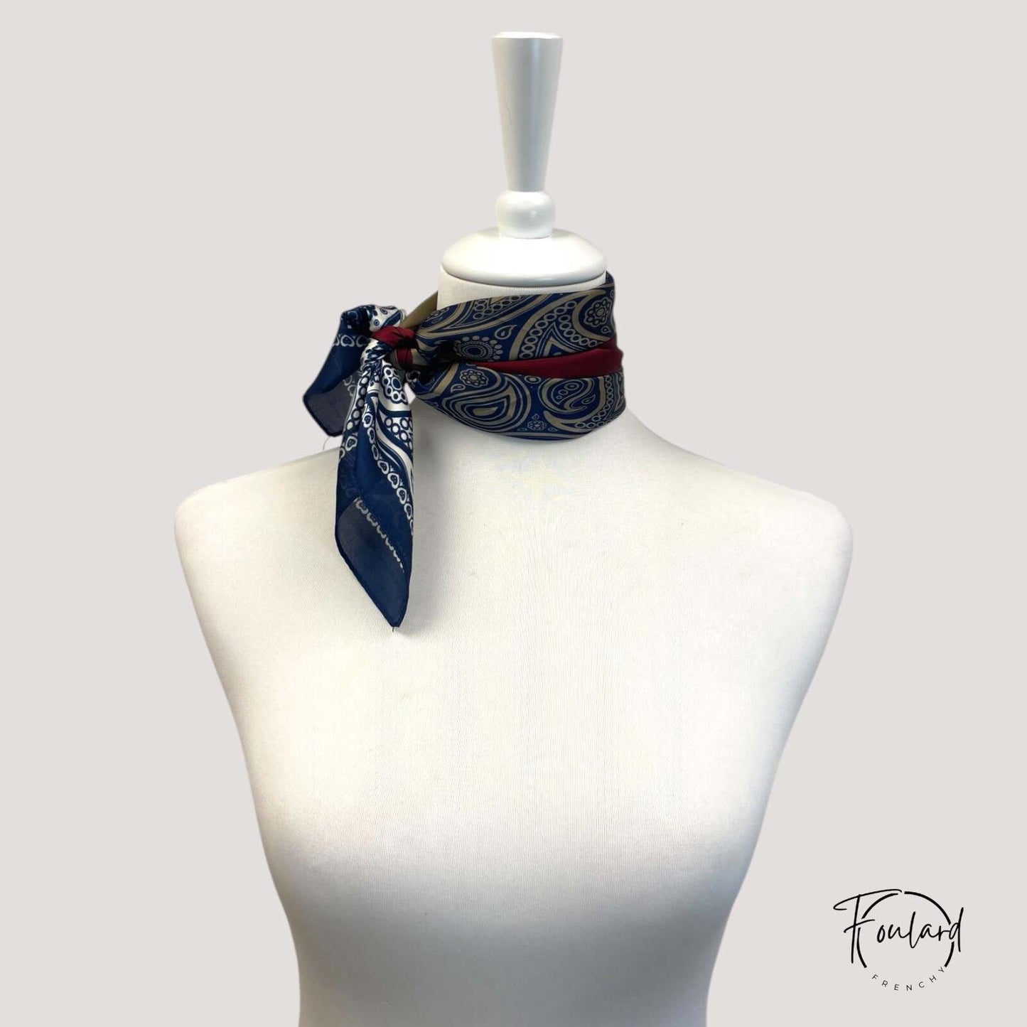 Foulard carré 70x70 – Élégance bandana tricolore