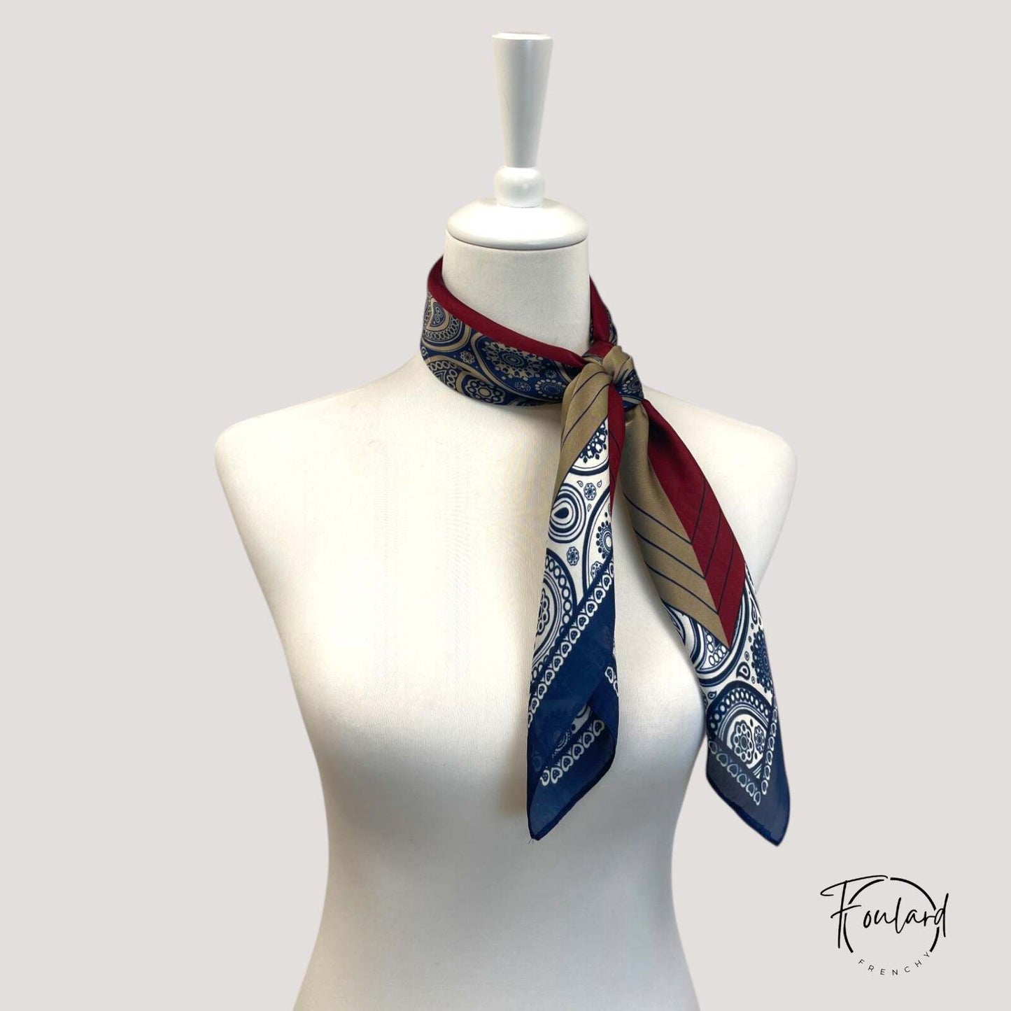 Foulard carré 70x70 – Élégance bandana tricolore