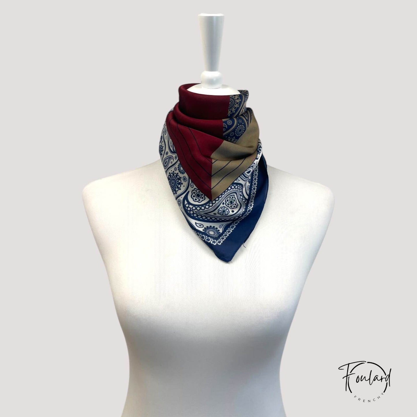 Foulard carré 70x70 – Élégance bandana tricolore