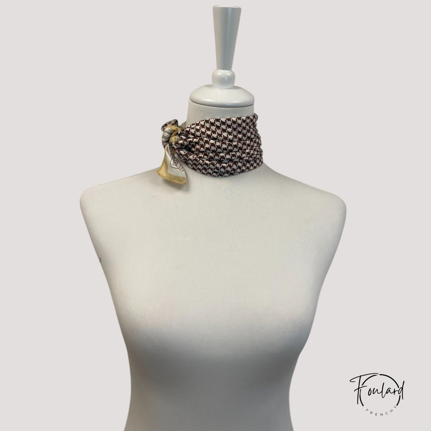 Foulard carré 70x70 – Motifs géométriques