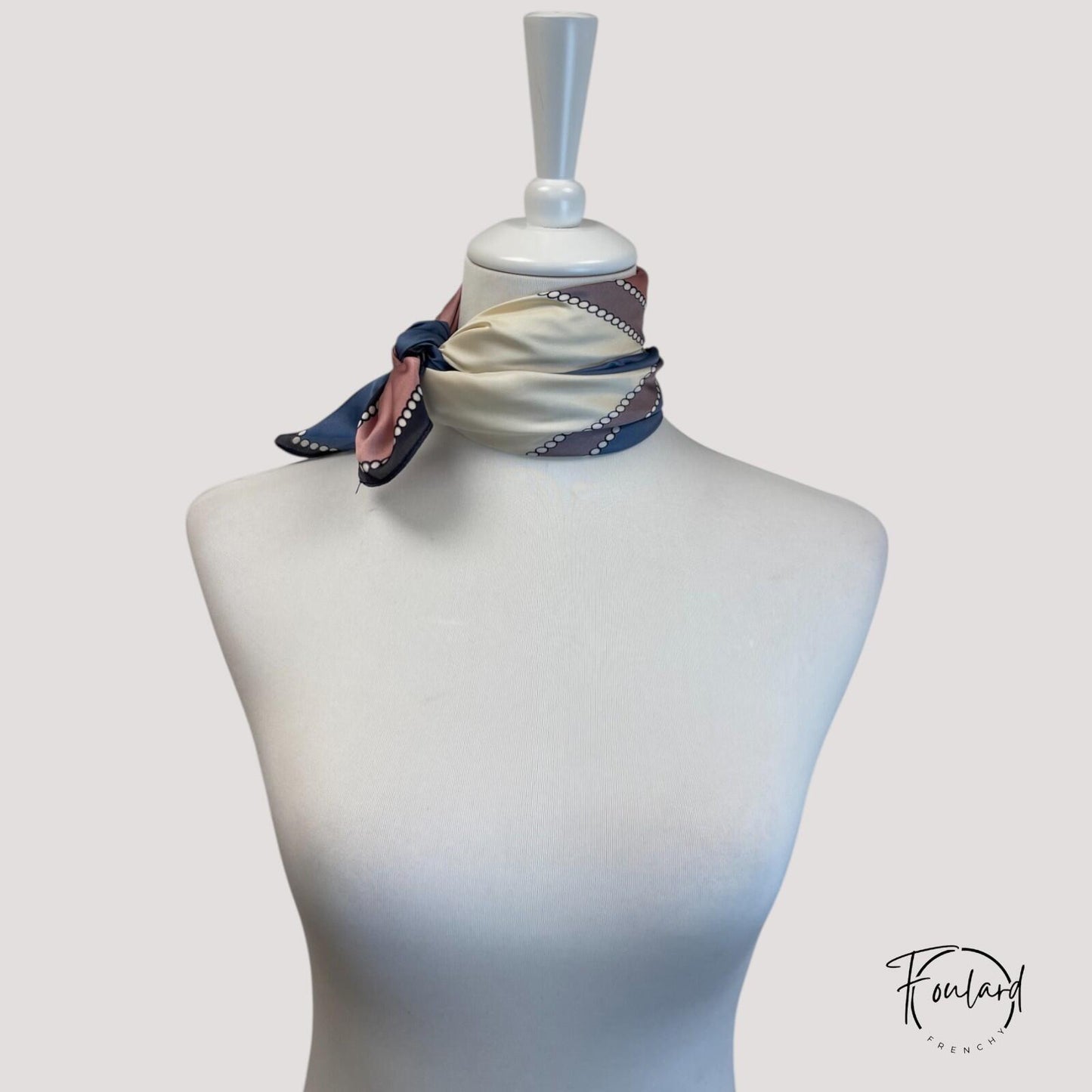 Foulard carré 70x70 – Rose poudré et bleu marine