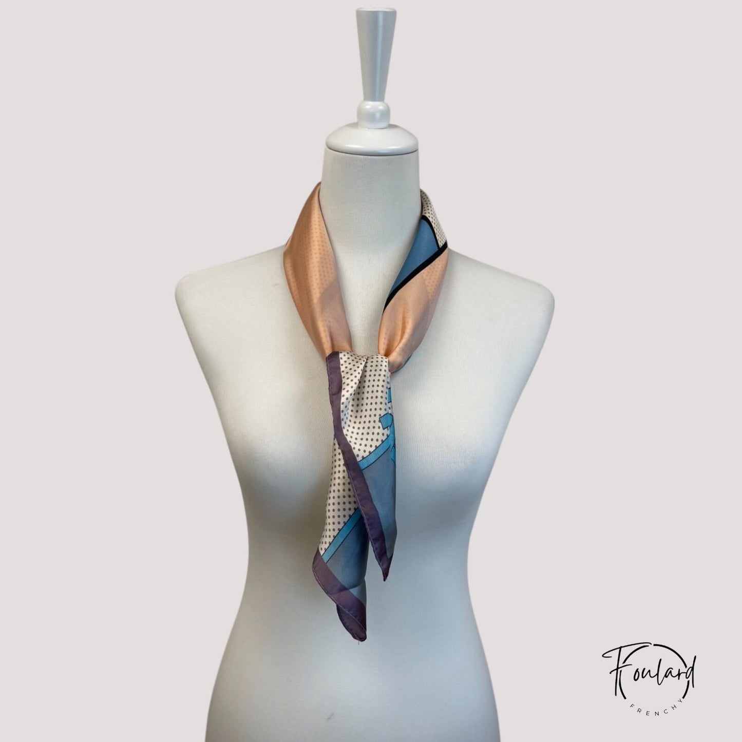 Foulard carré 70x70 – Motif nœud turquoise et pois sur fond pastel