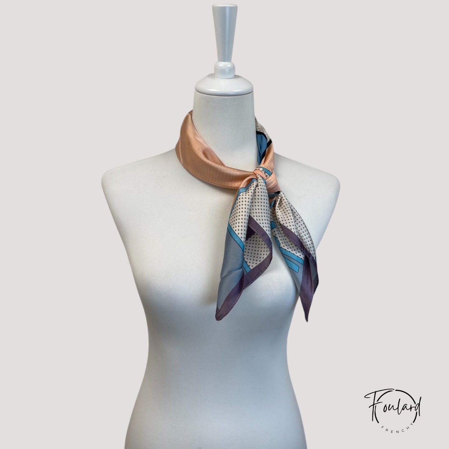 Foulard carré 70x70 – Motif nœud turquoise et pois sur fond pastel