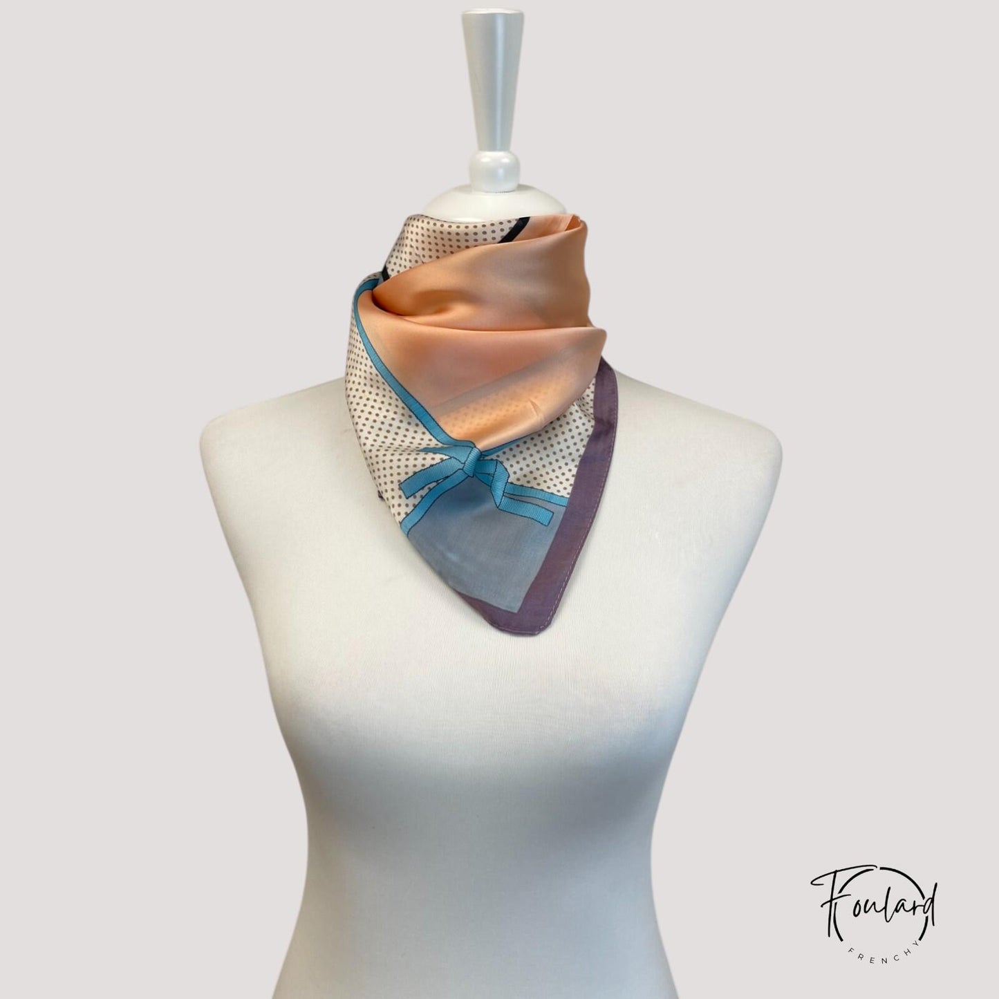 Foulard carré 70x70 – Motif nœud turquoise et pois sur fond pastel