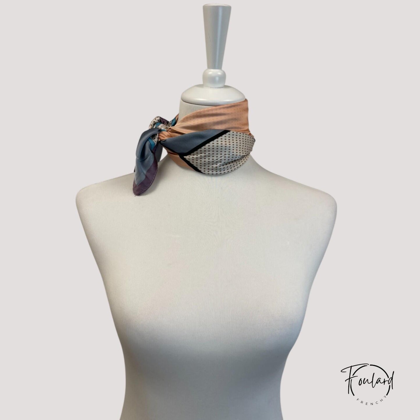 Foulard carré 70x70 – Motif nœud turquoise et pois sur fond pastel