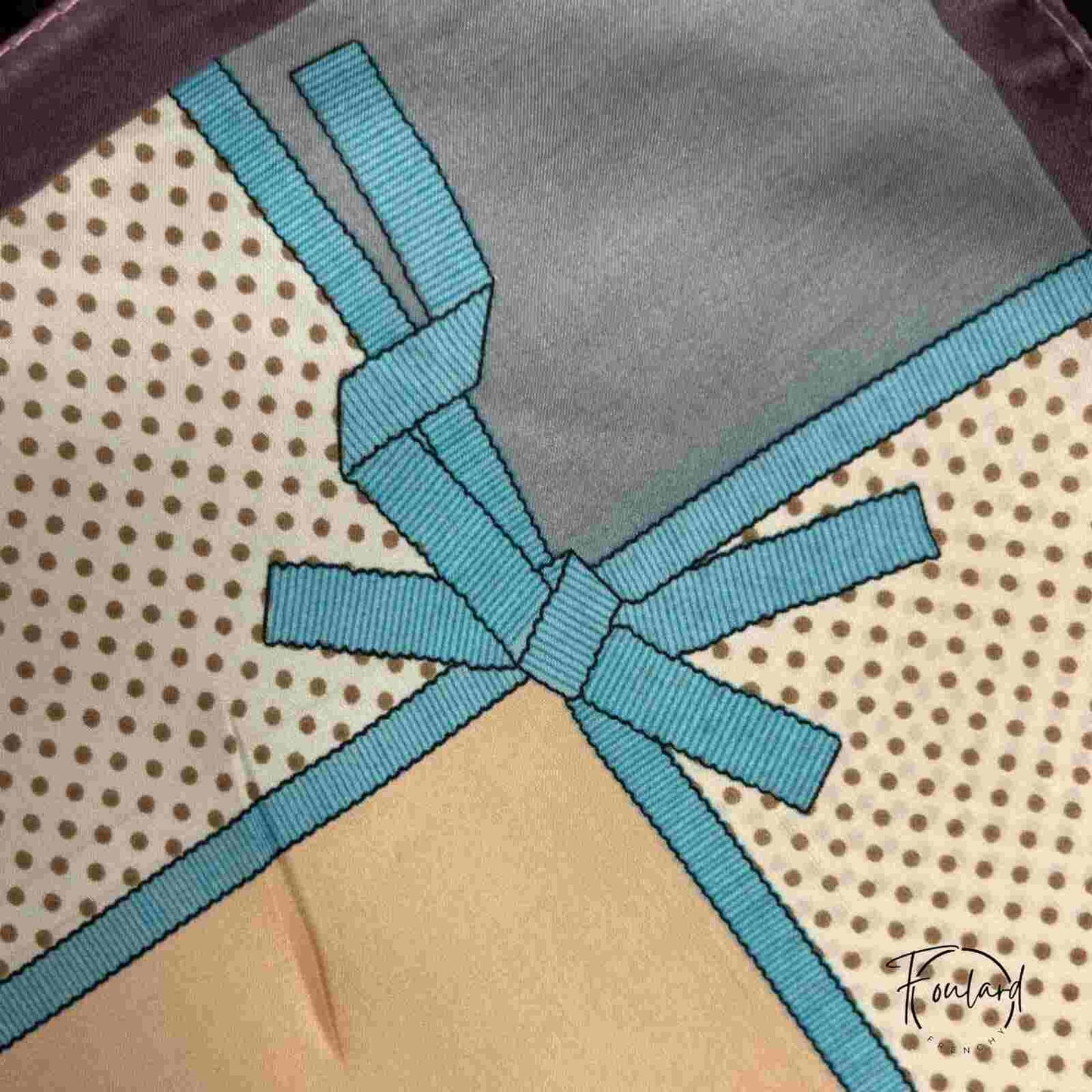 Foulard carré 70x70 – Motif nœud turquoise et pois sur fond pastel