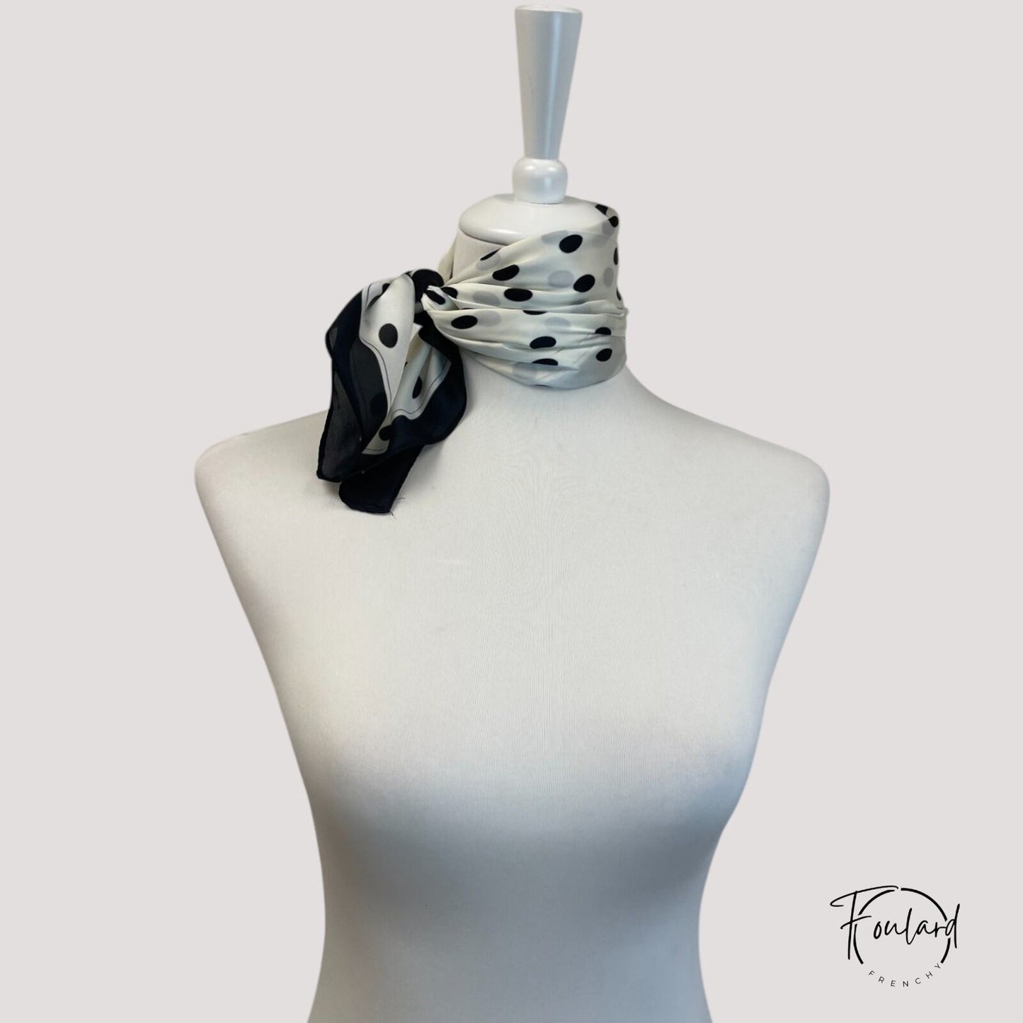 Foulard carré 70x70 – Pois noirs sur fond blanc cassé