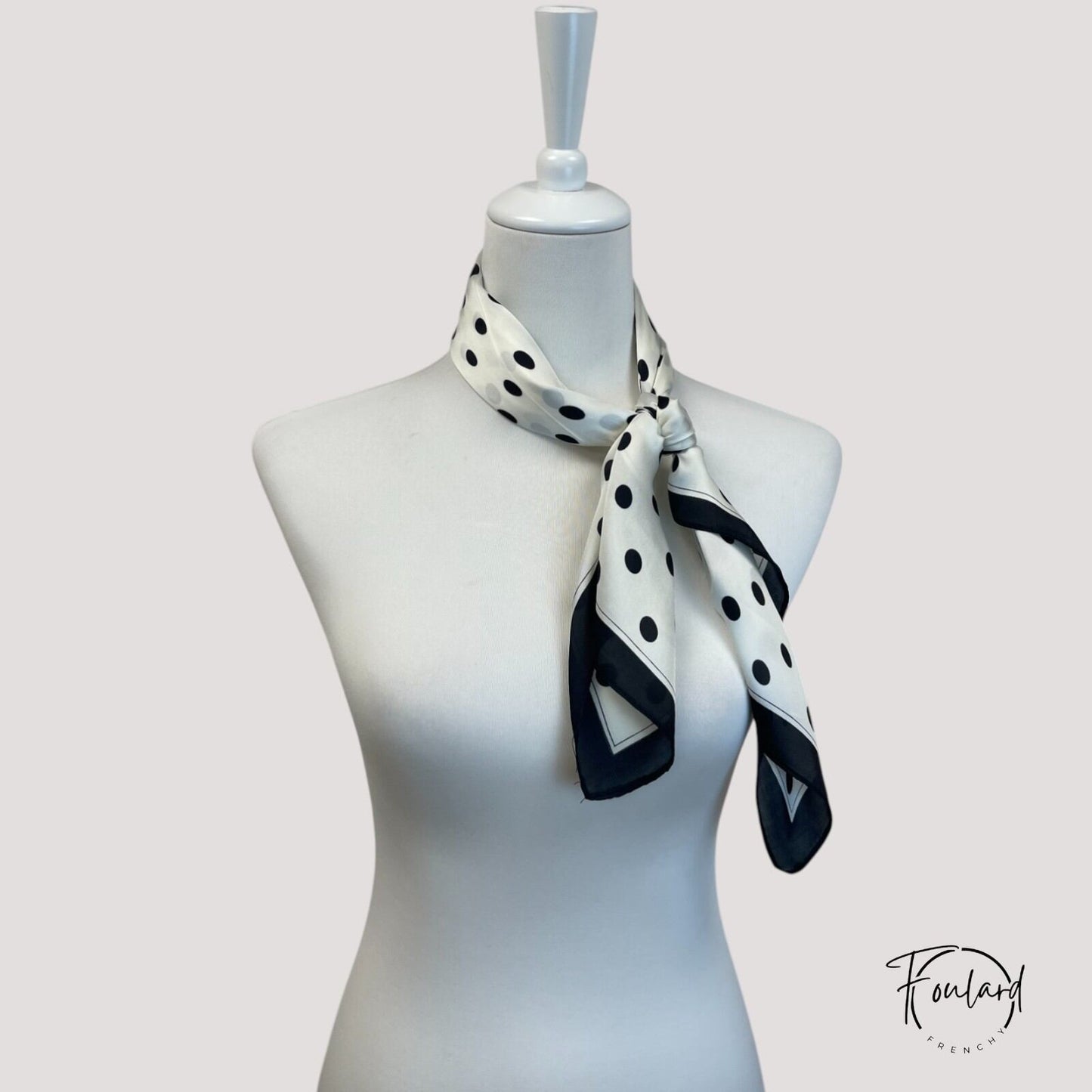 Foulard carré 70x70 – Pois noirs sur fond blanc cassé