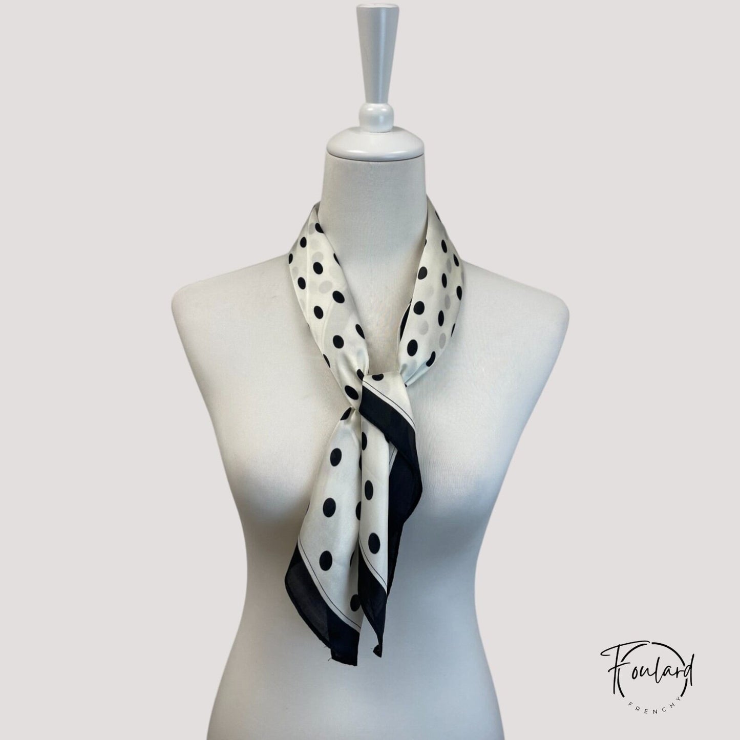 Foulard carré 70x70 – Pois noirs sur fond blanc cassé