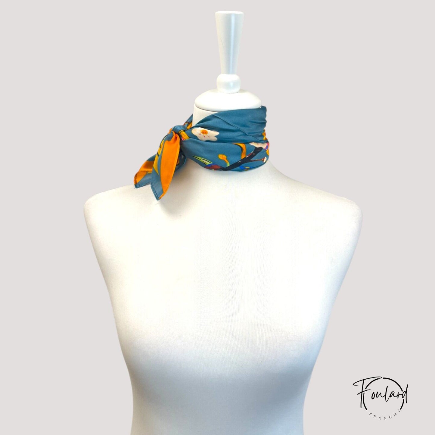 Foulard carré 70x70 – Imprimé floral jaune safran et bleu canard