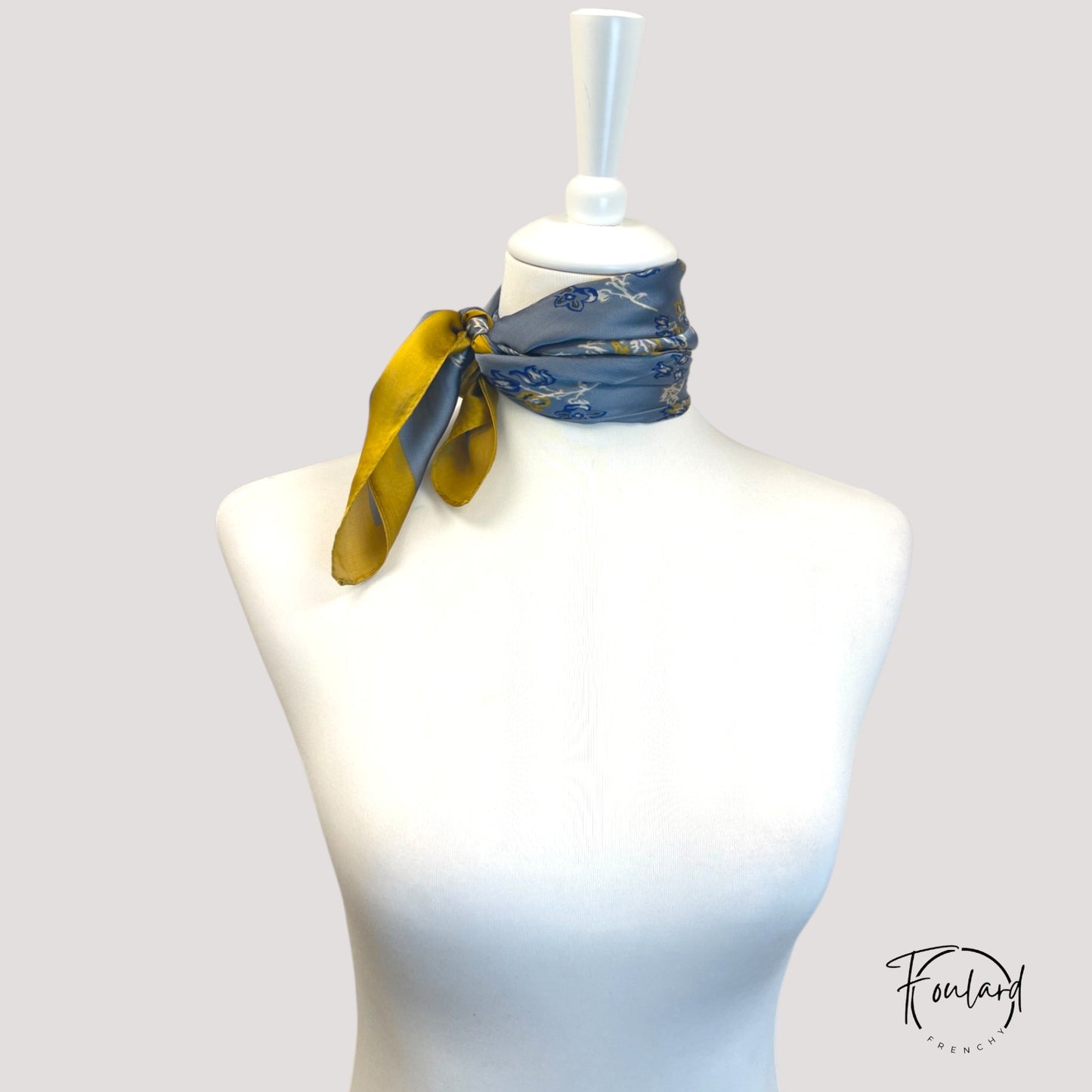 Foulard carré 70x70 – Motif floral bleu et jaune sur fond gris bleuté