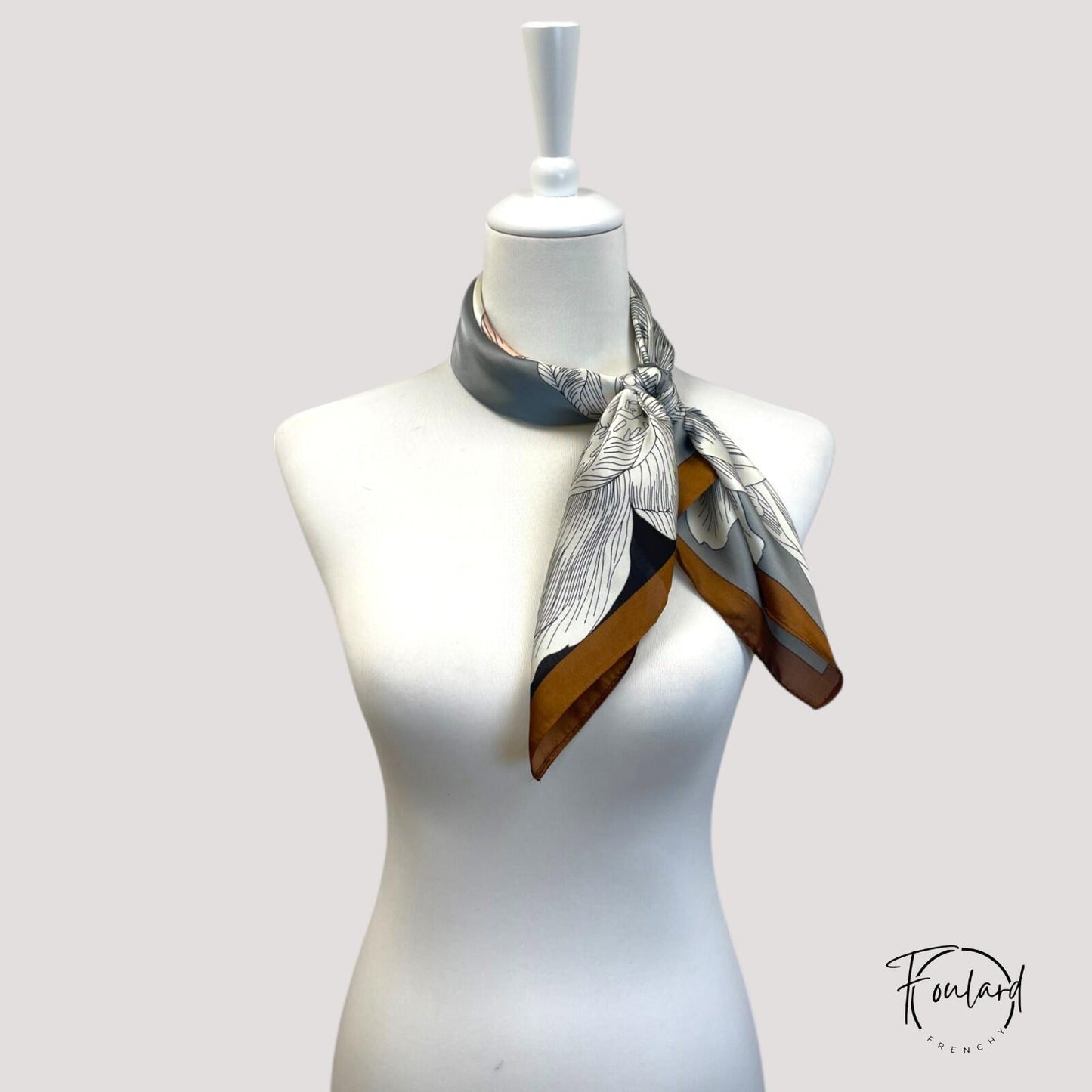 Foulard carré 70x70 – Fleur oversize esquissée, style graphique artistique