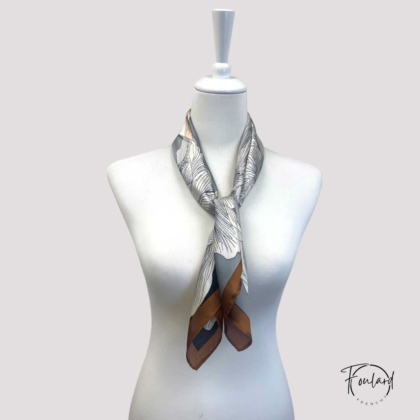 Foulard carré 70x70 – Fleur oversize esquissée, style graphique artistique