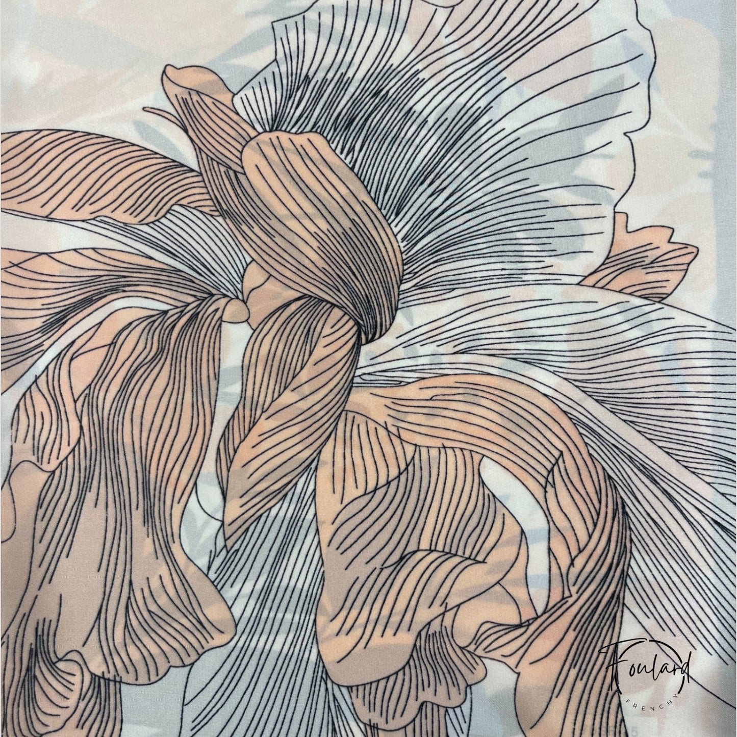 Foulard carré 70x70 – Fleur oversize esquissée, style graphique artistique