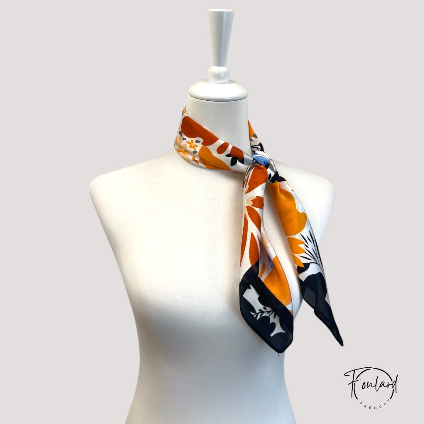 Foulard carré 70x70 – Motif floral stylisé orange, blanc et noir