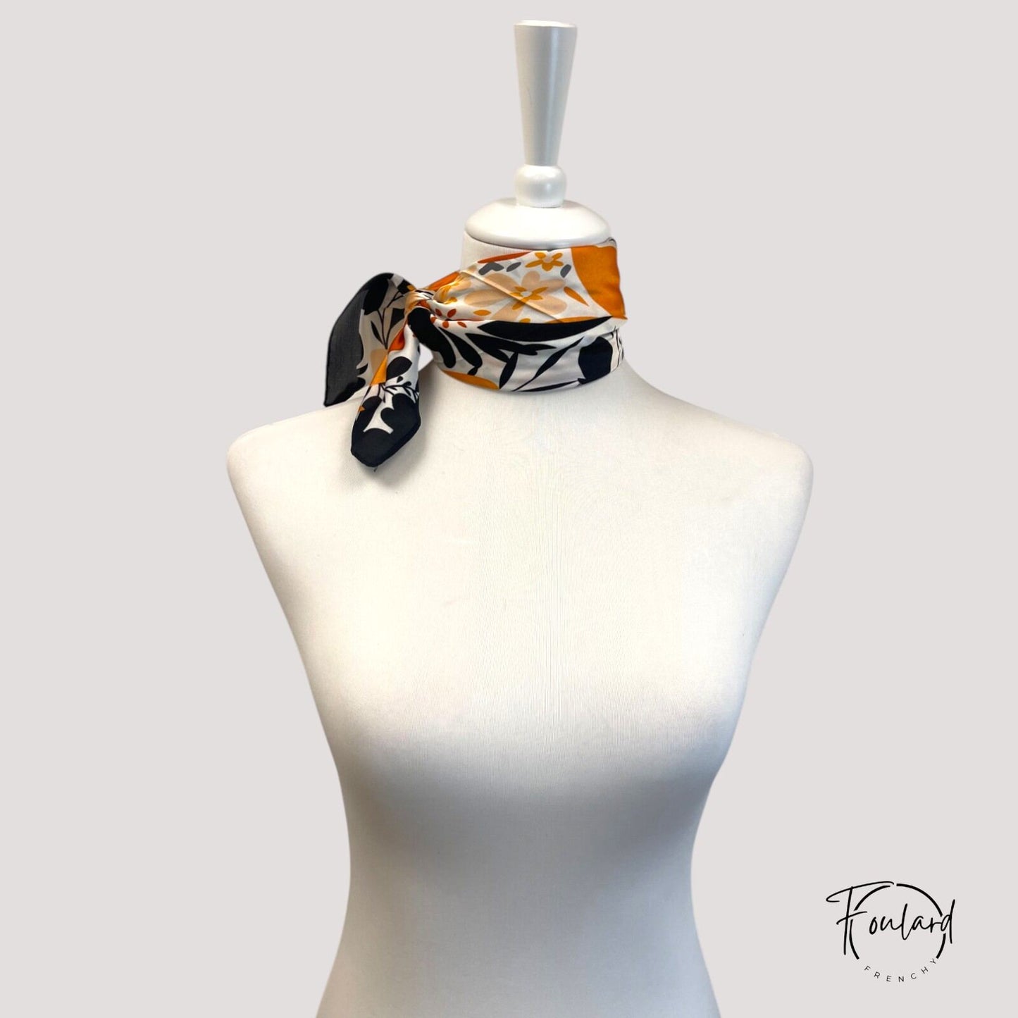 Foulard carré 70x70 – Motif floral stylisé orange, blanc et noir