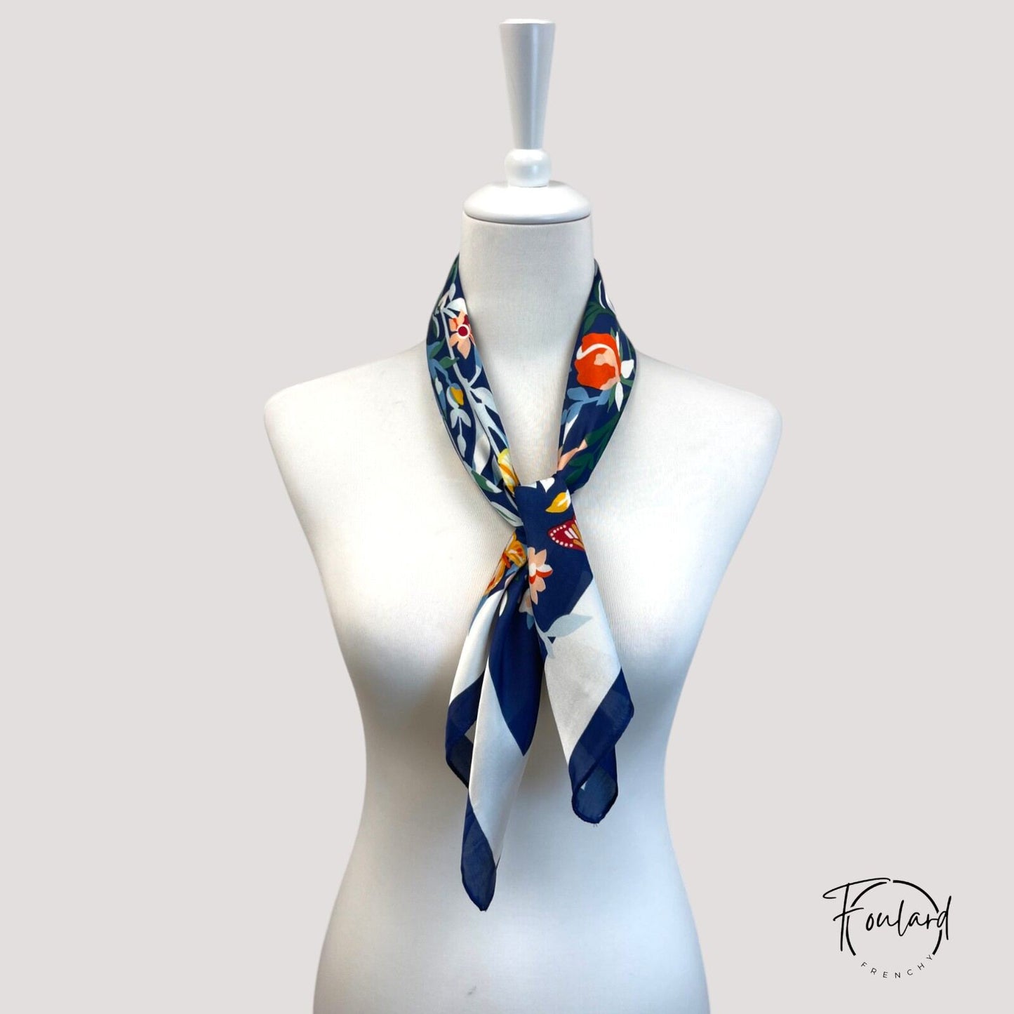 Foulard carré 70x70 – Motif floral coloré et papillons