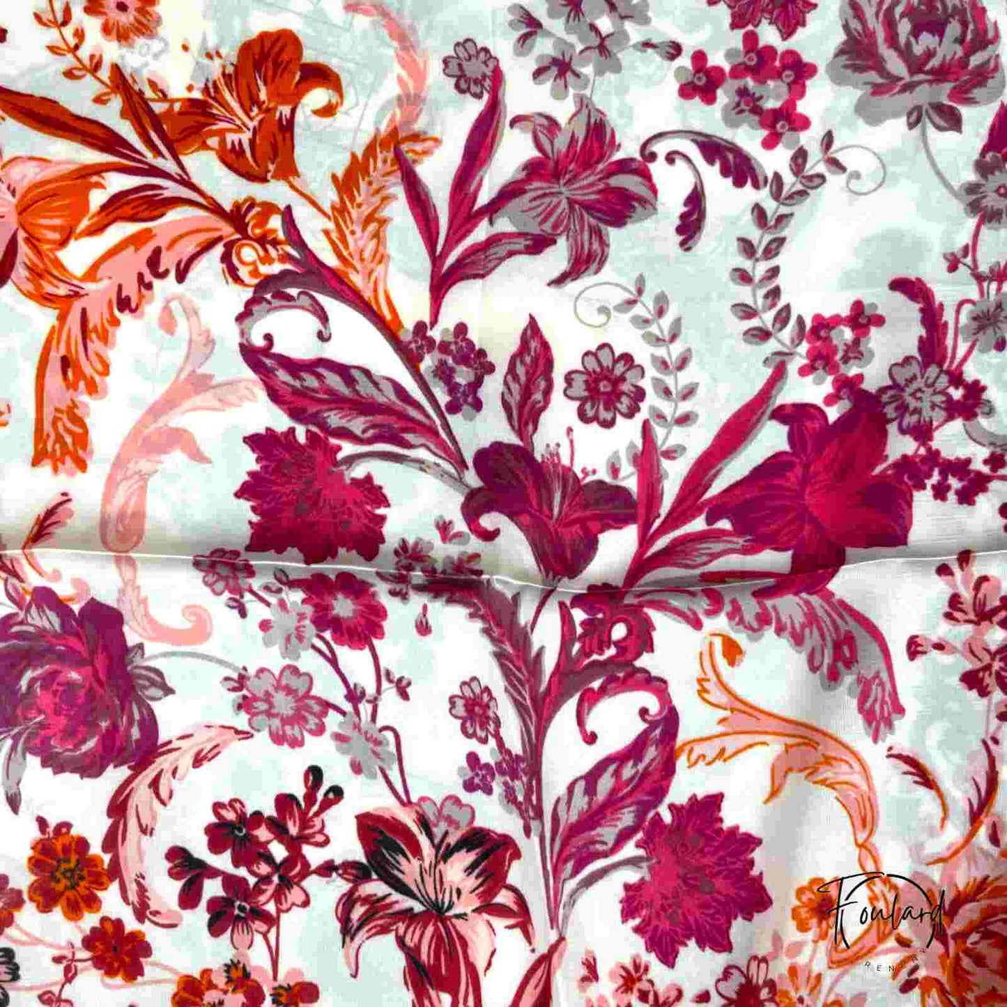 Foulard carré 70x70 – Motif floral baroque fuchsia et orange