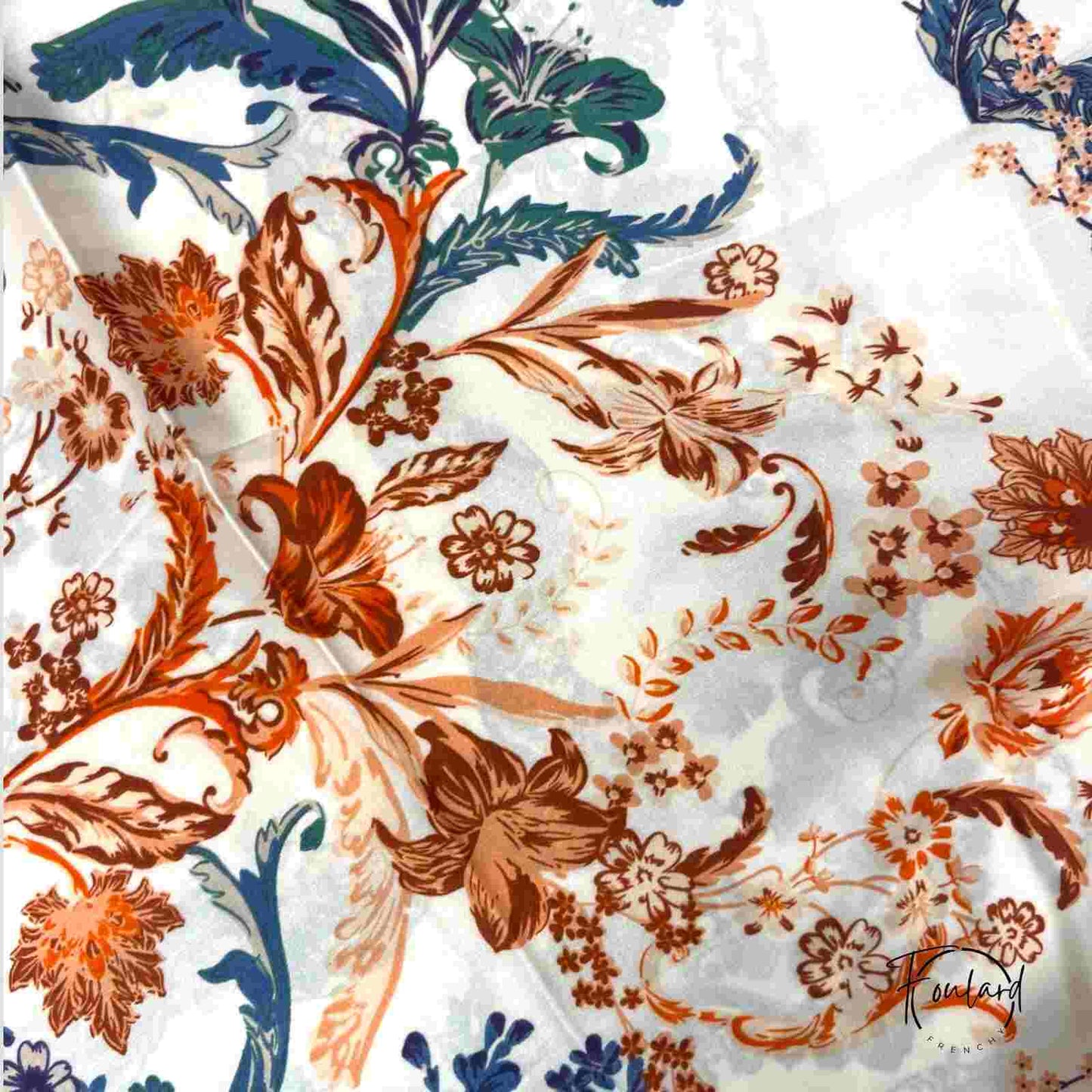 Foulard carré 70x70 – Motif floral baroque bleu, cuivré et violet