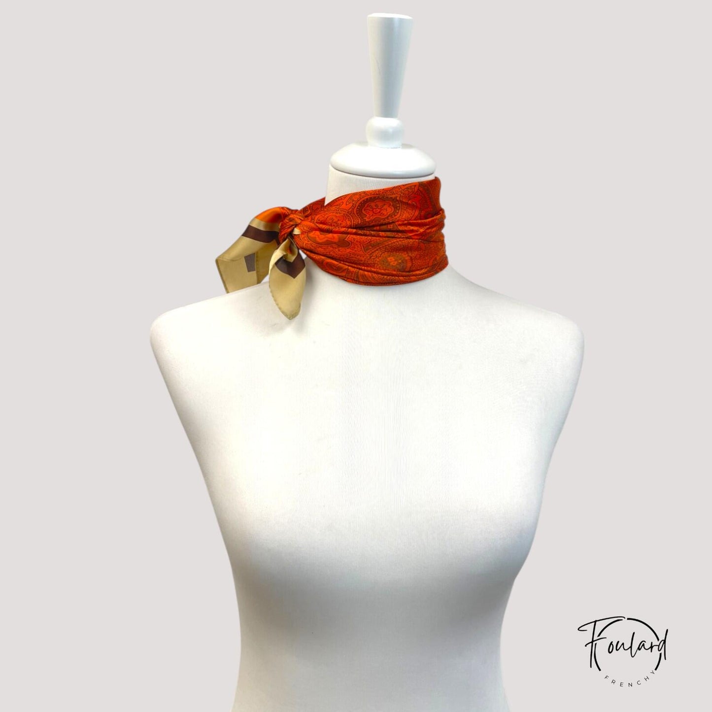 Foulard carré 70x70 – Motif cachemire orange brûlé et bordure graphiqu