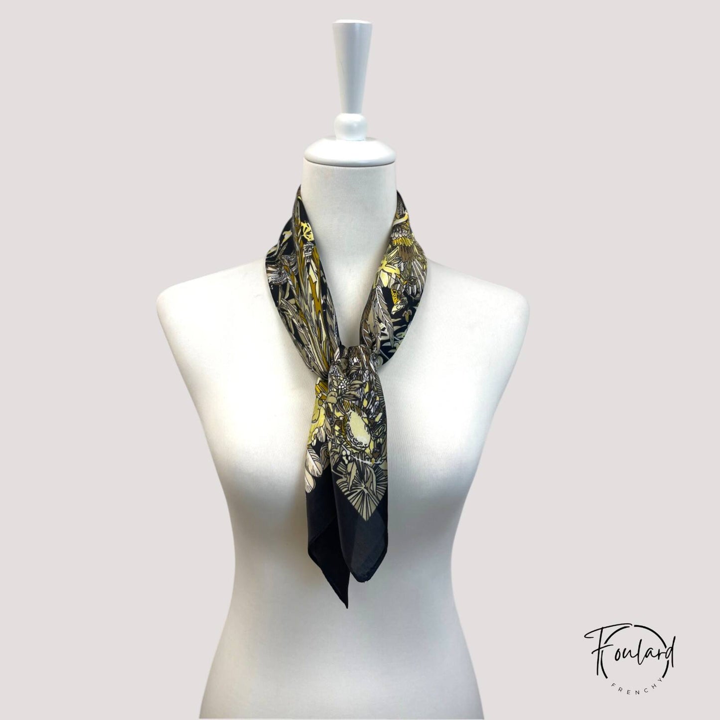 Foulard carré 70x70 – Motif plumes dorées et fond noir élégant