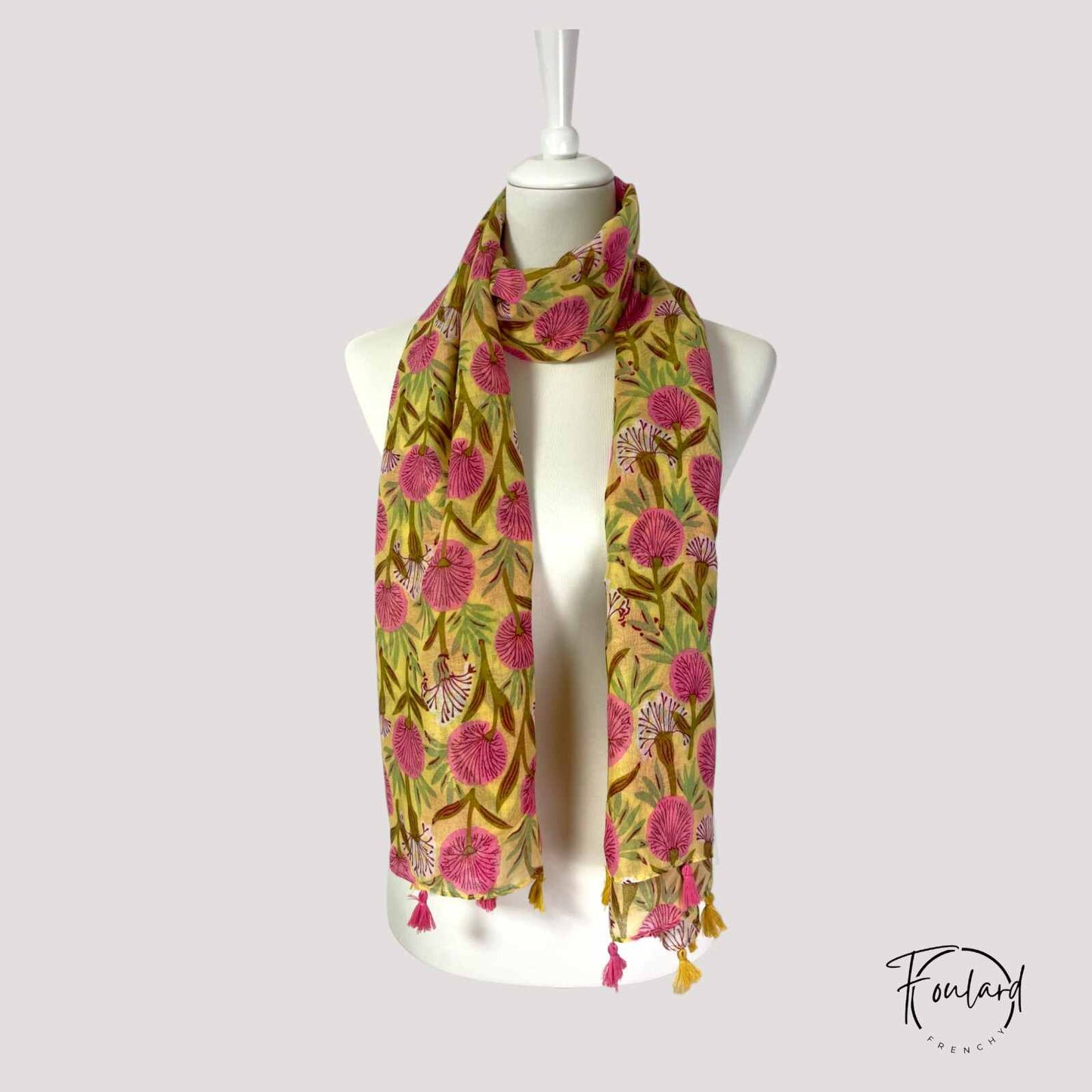 Foulard femme à fleurs roses sur fond jaune