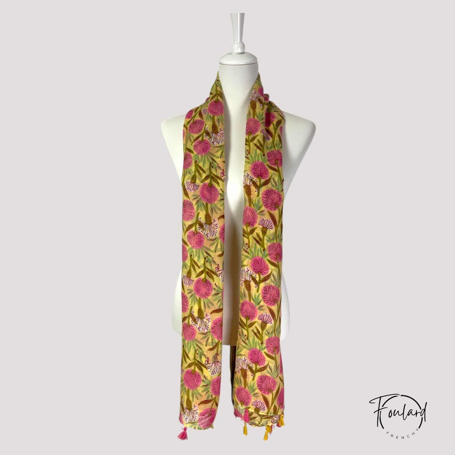 Foulard femme à fleurs roses sur fond jaune