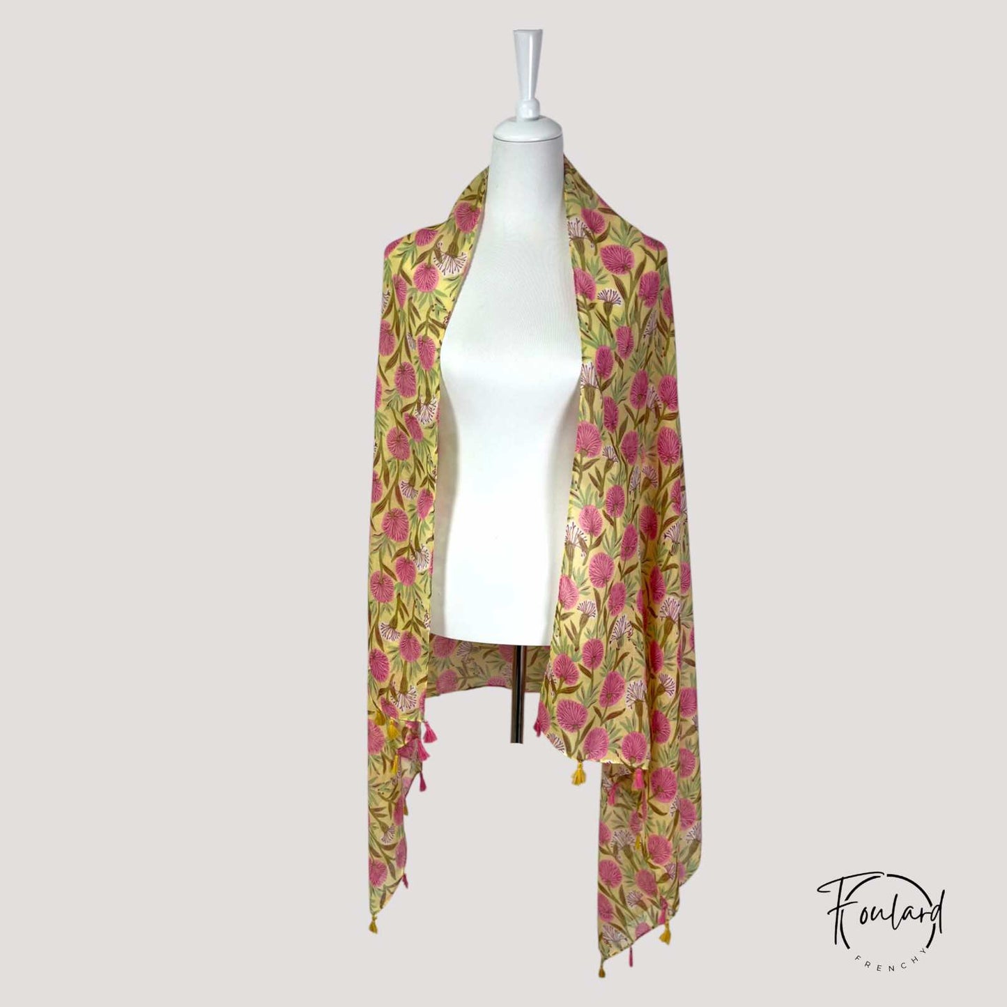 Foulard femme à fleurs roses sur fond jaune