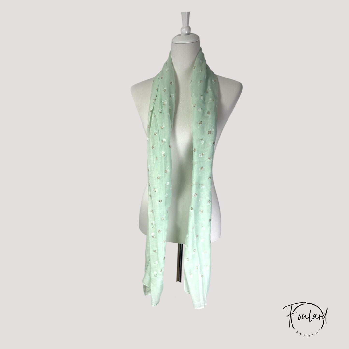 Foulard femme vert d’eau à fleurs dorées