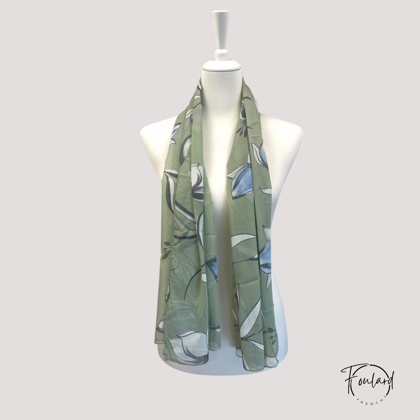 Foulard femme vert sauge à fleurs bleues