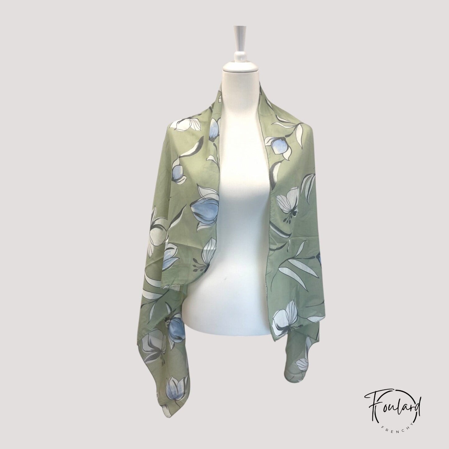 Foulard femme vert sauge à fleurs bleues