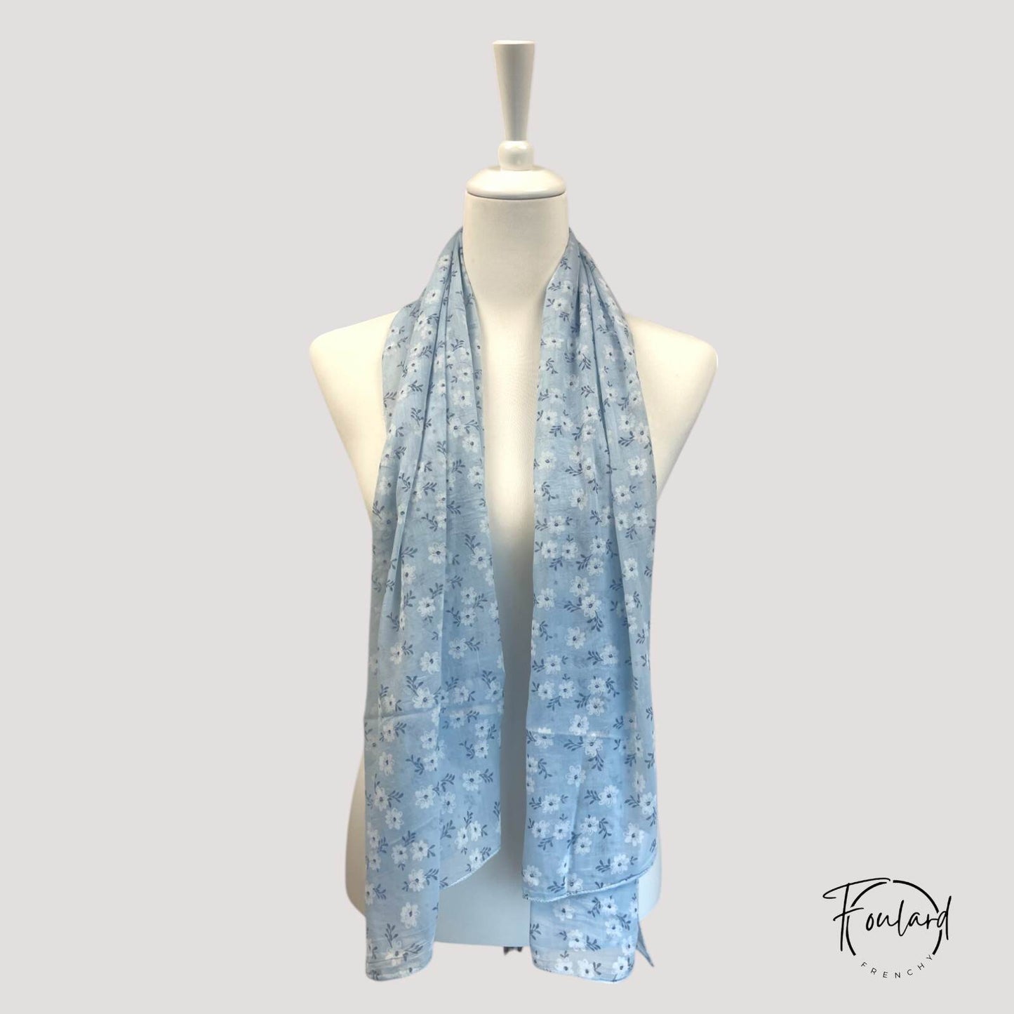 Foulard femme bleu ciel à fleurs blanches