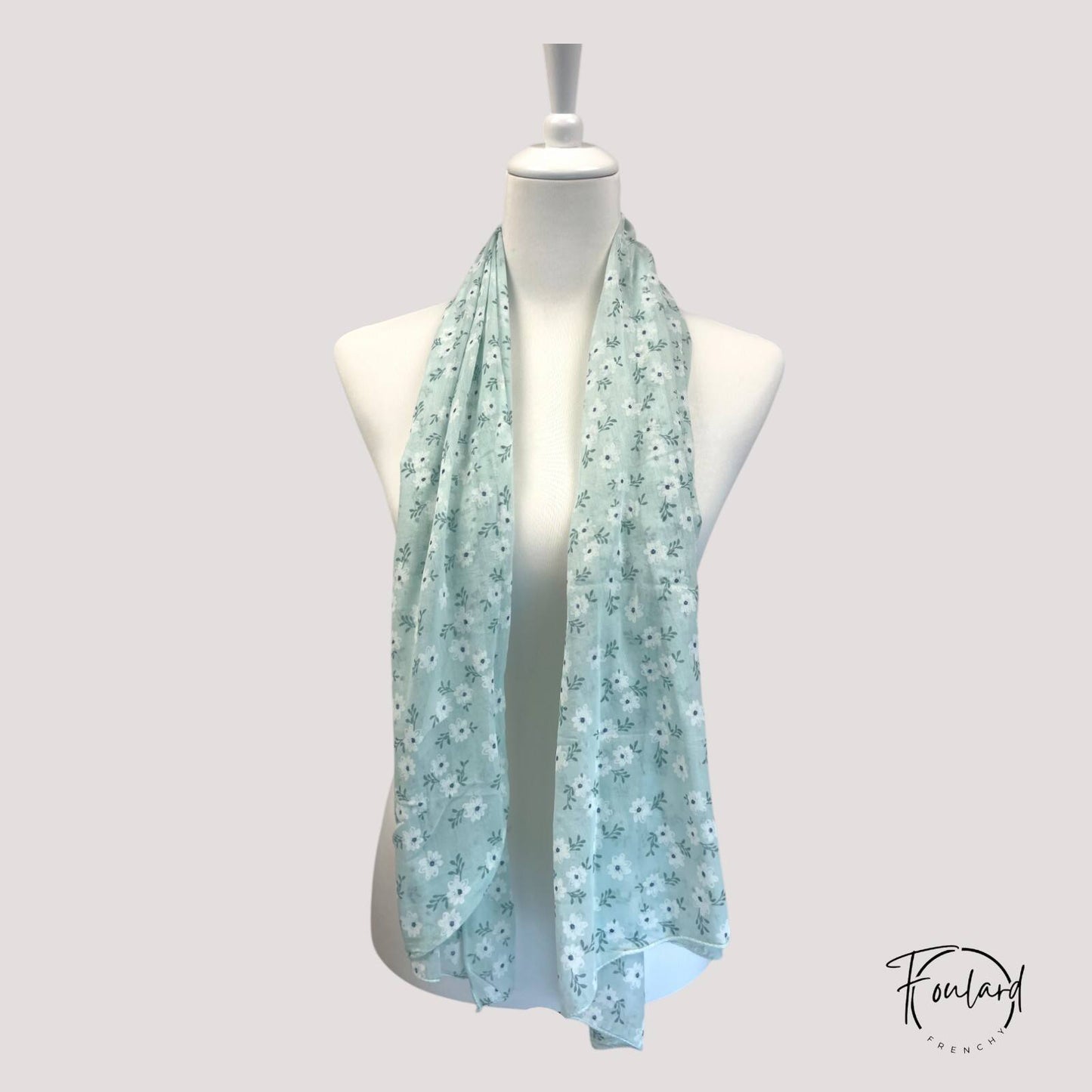 Foulard femme vert pastel à fleurs blanches
