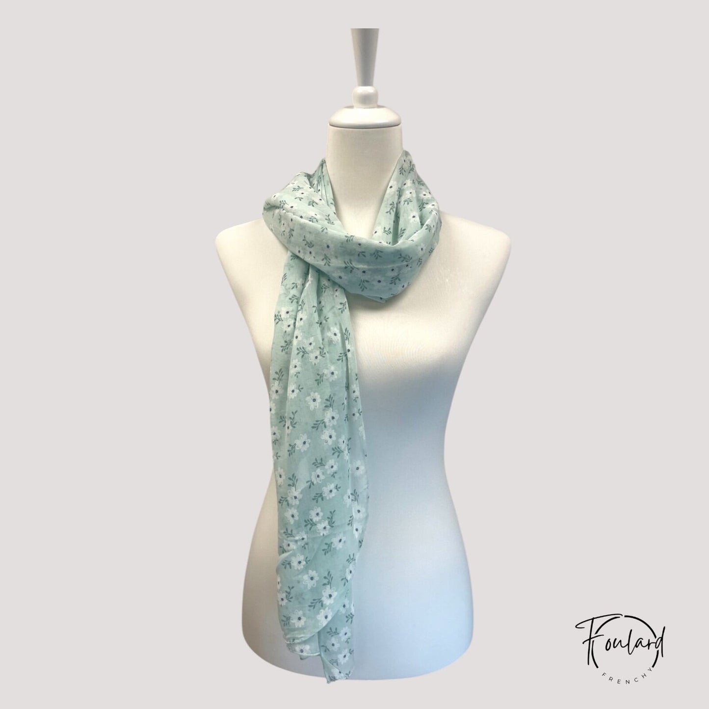 Foulard femme vert pastel à fleurs blanches