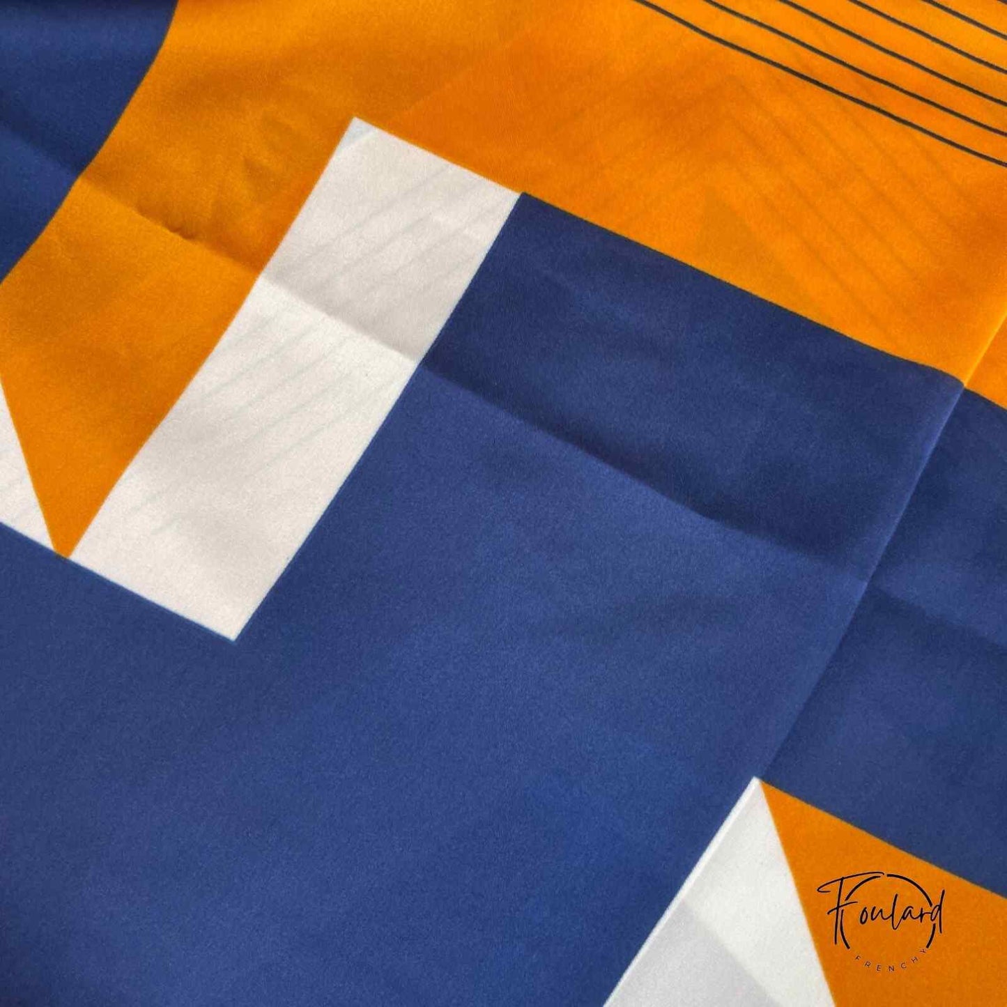 Foulard carré 70x70 – Élégance graphique en bleu marine, blanc et ocre