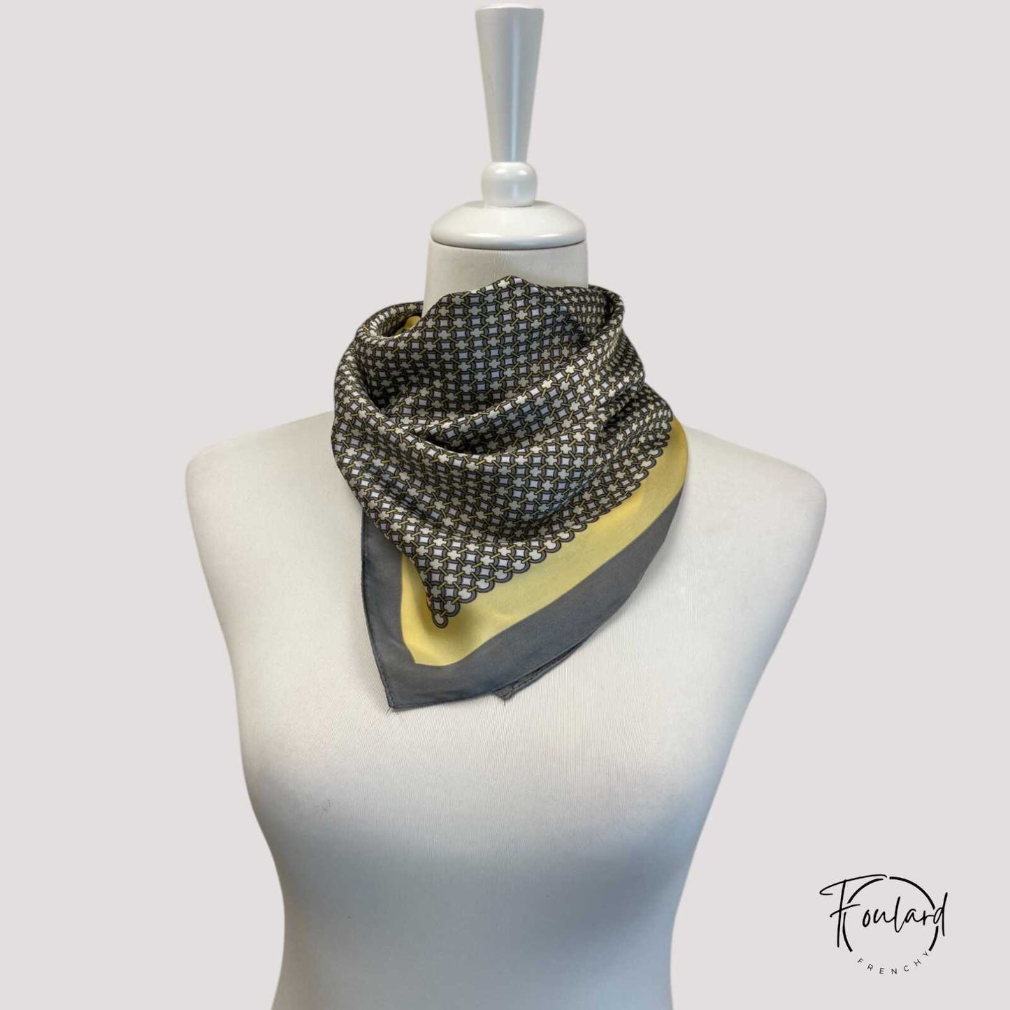 Foulard carré 70x70 – Motif graphique chic jaune et noir